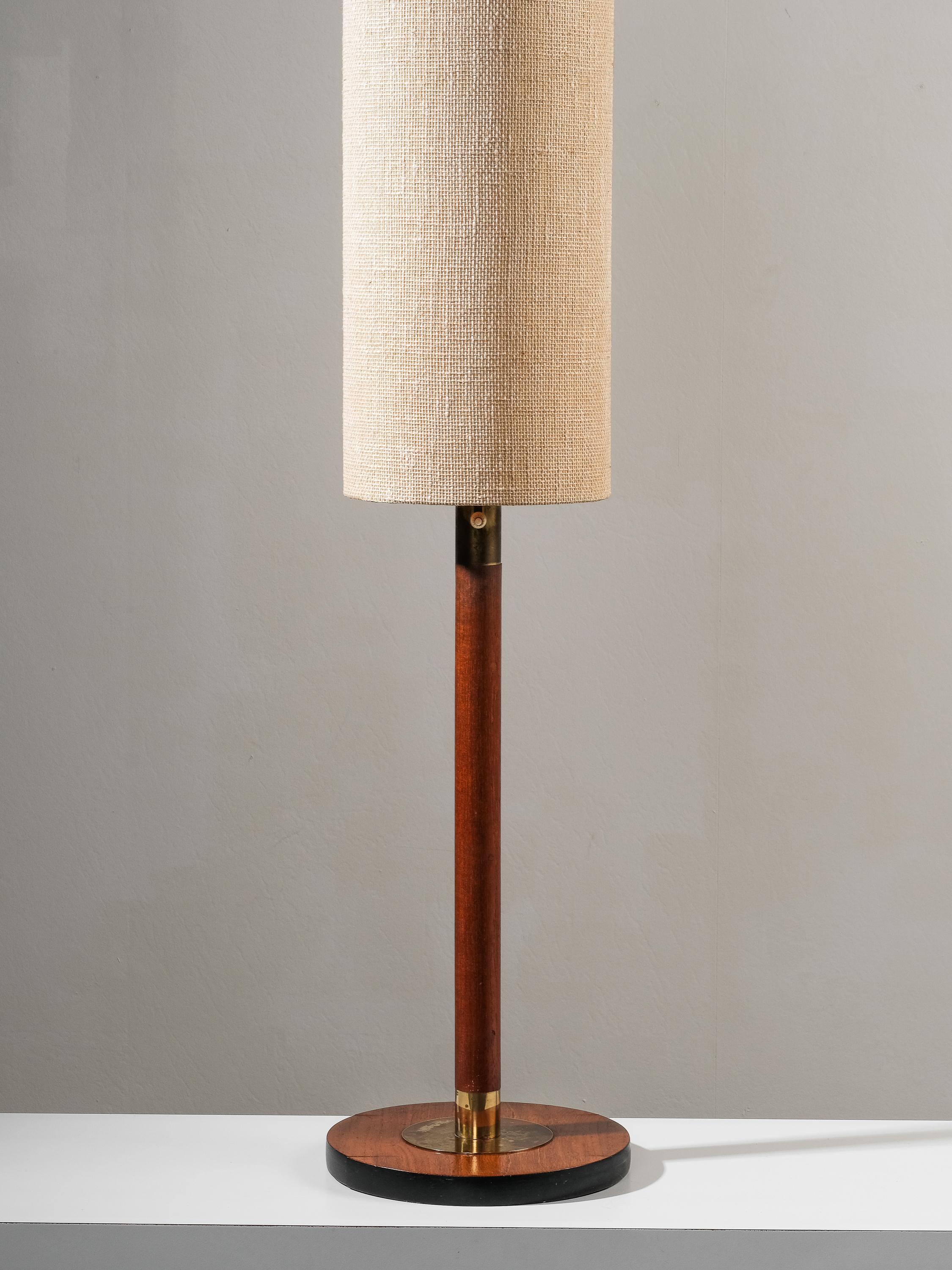 Scandinavo moderno Rara lampada da terra in teak, ottone e tessuto di iuta di Bertel Gardberg, Finlandia, anni '60 in vendita
