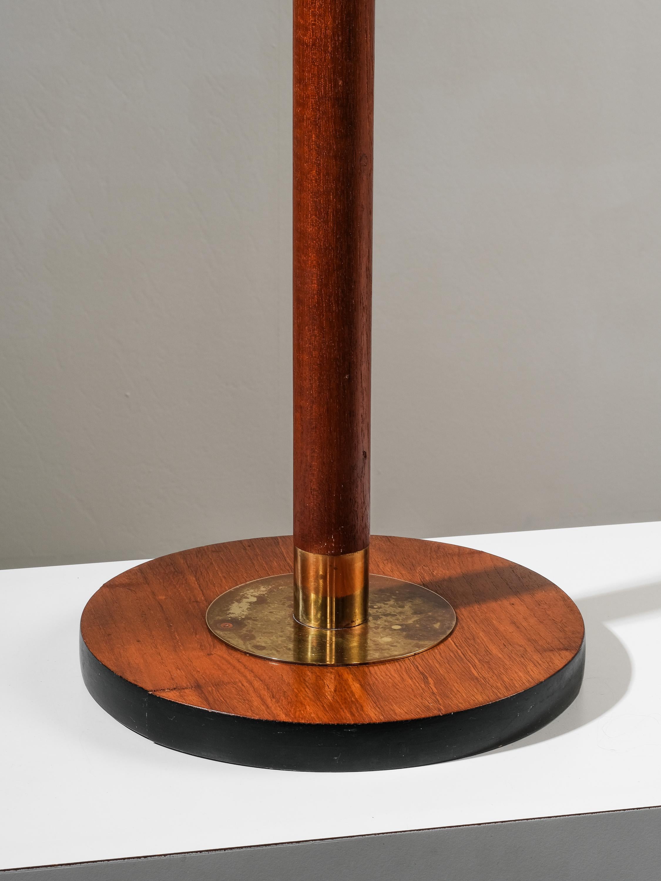 Finlandese Rara lampada da terra in teak, ottone e tessuto di iuta di Bertel Gardberg, Finlandia, anni '60 in vendita