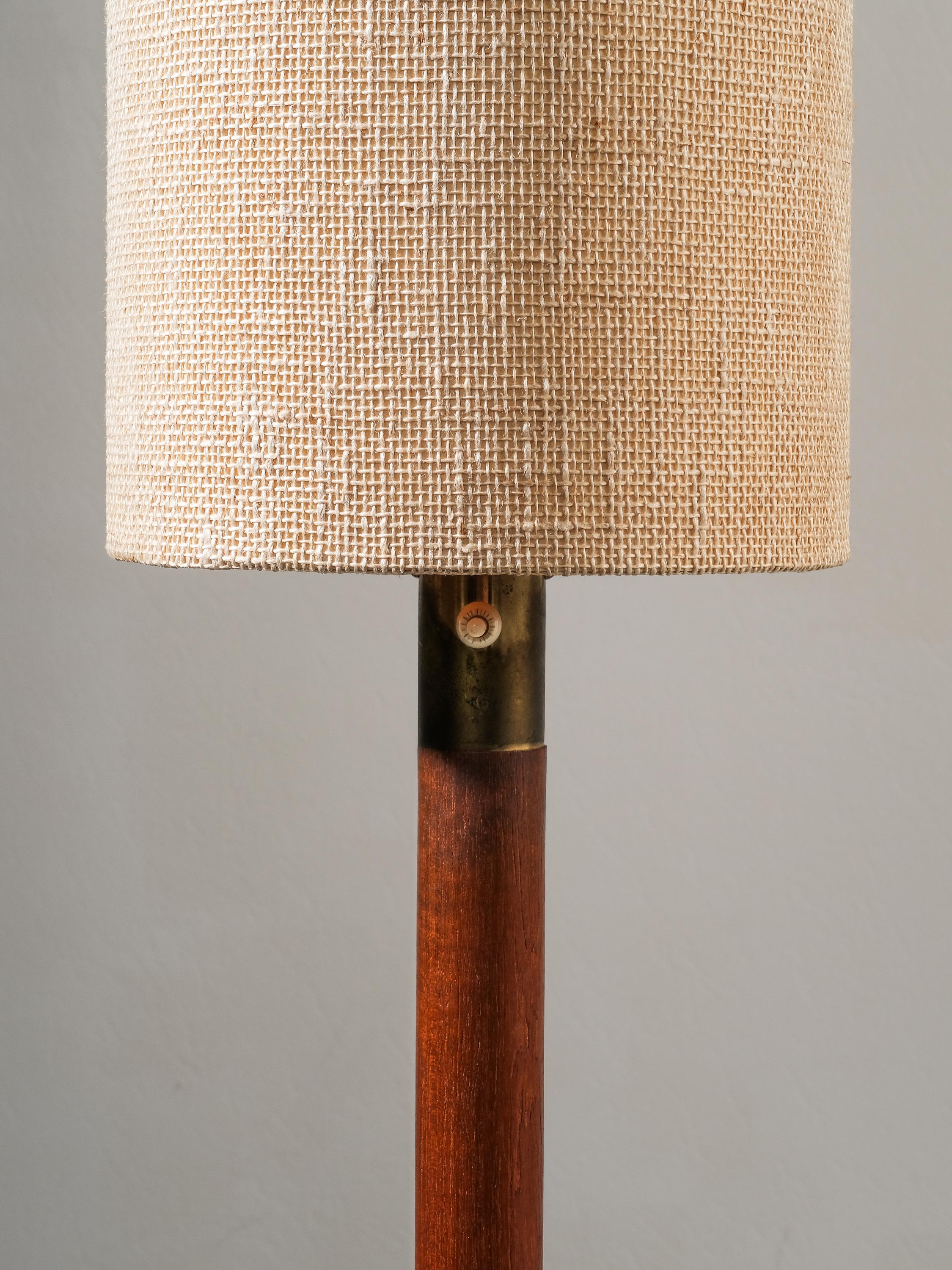 Rara lampada da terra in teak, ottone e tessuto di iuta di Bertel Gardberg, Finlandia, anni '60 In condizioni buone in vendita a Karis, Nyland