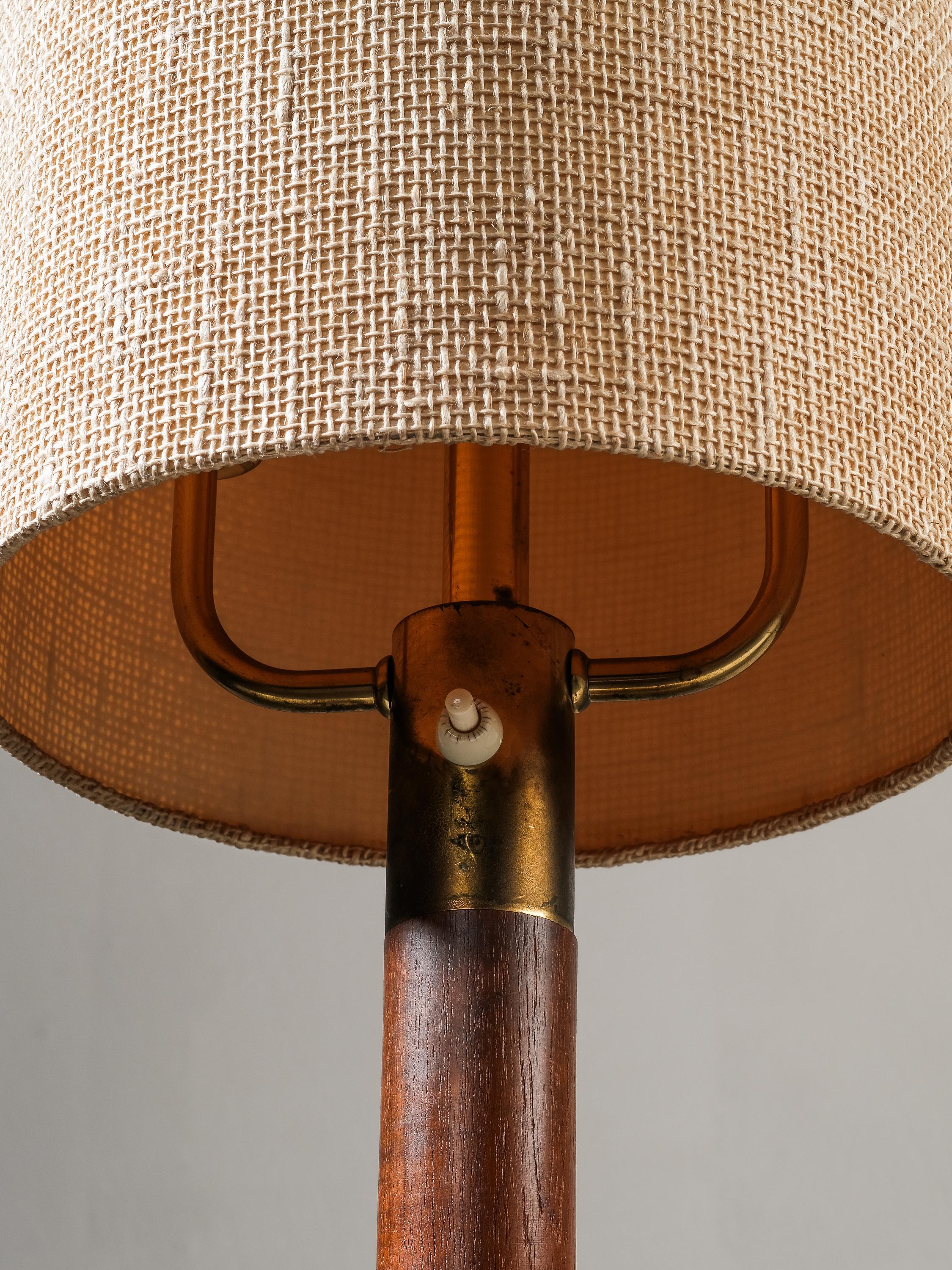 Metà XX secolo Rara lampada da terra in teak, ottone e tessuto di iuta di Bertel Gardberg, Finlandia, anni '60 in vendita
