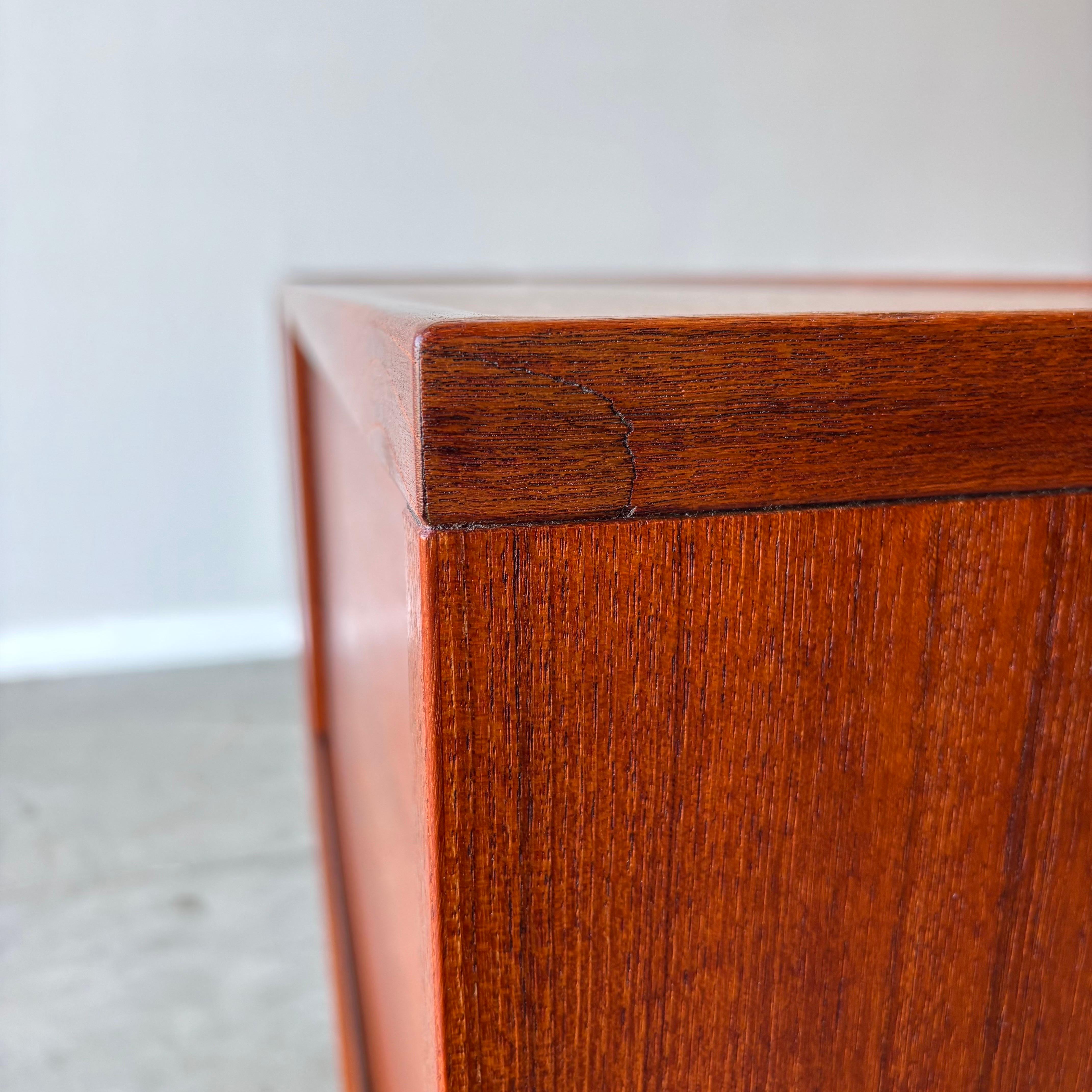 Rara credenza in teak di Niels Moller, Modernità danese, anni '60 in vendita 4