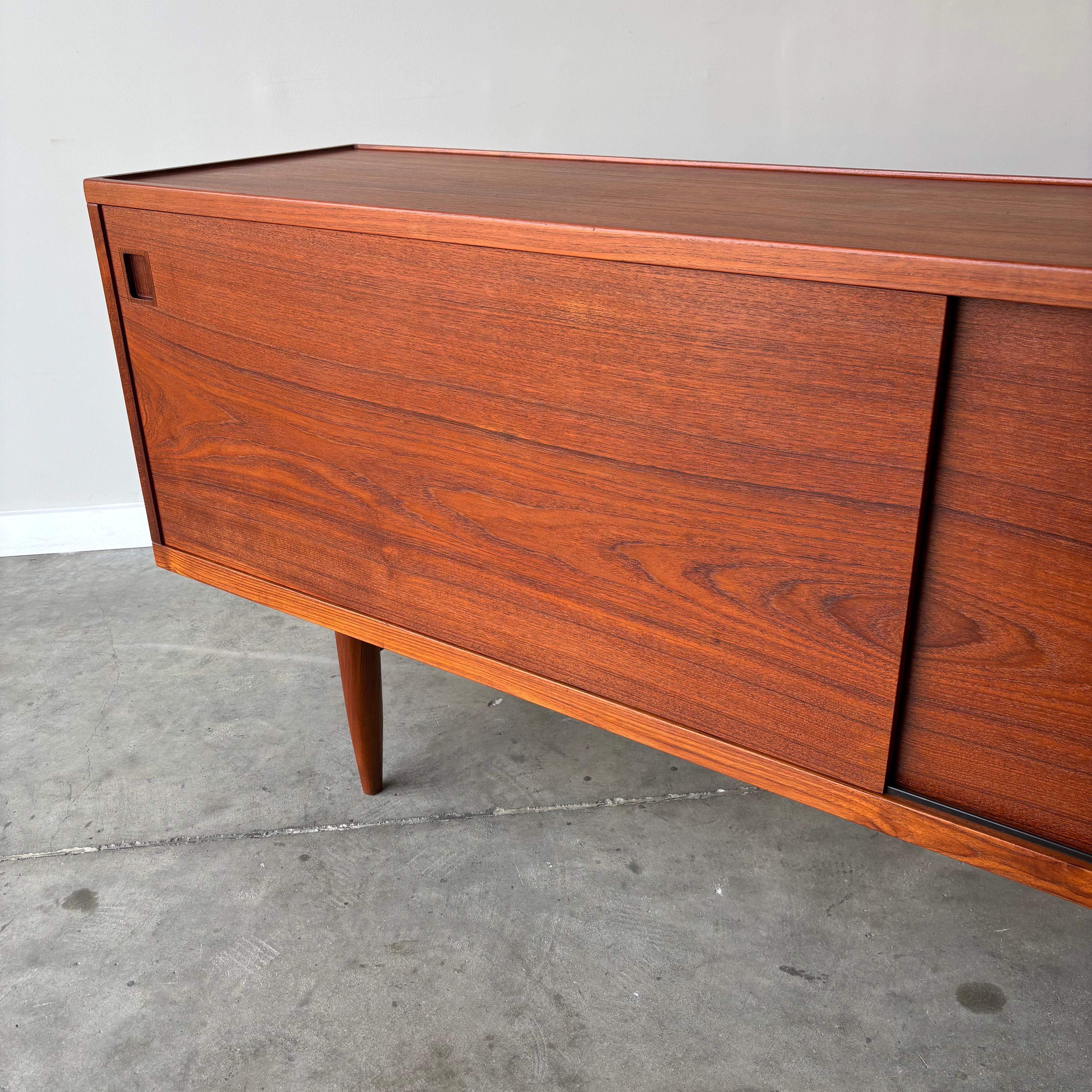 Rara credenza in teak di Niels Moller, Modernità danese, anni '60 in vendita 5
