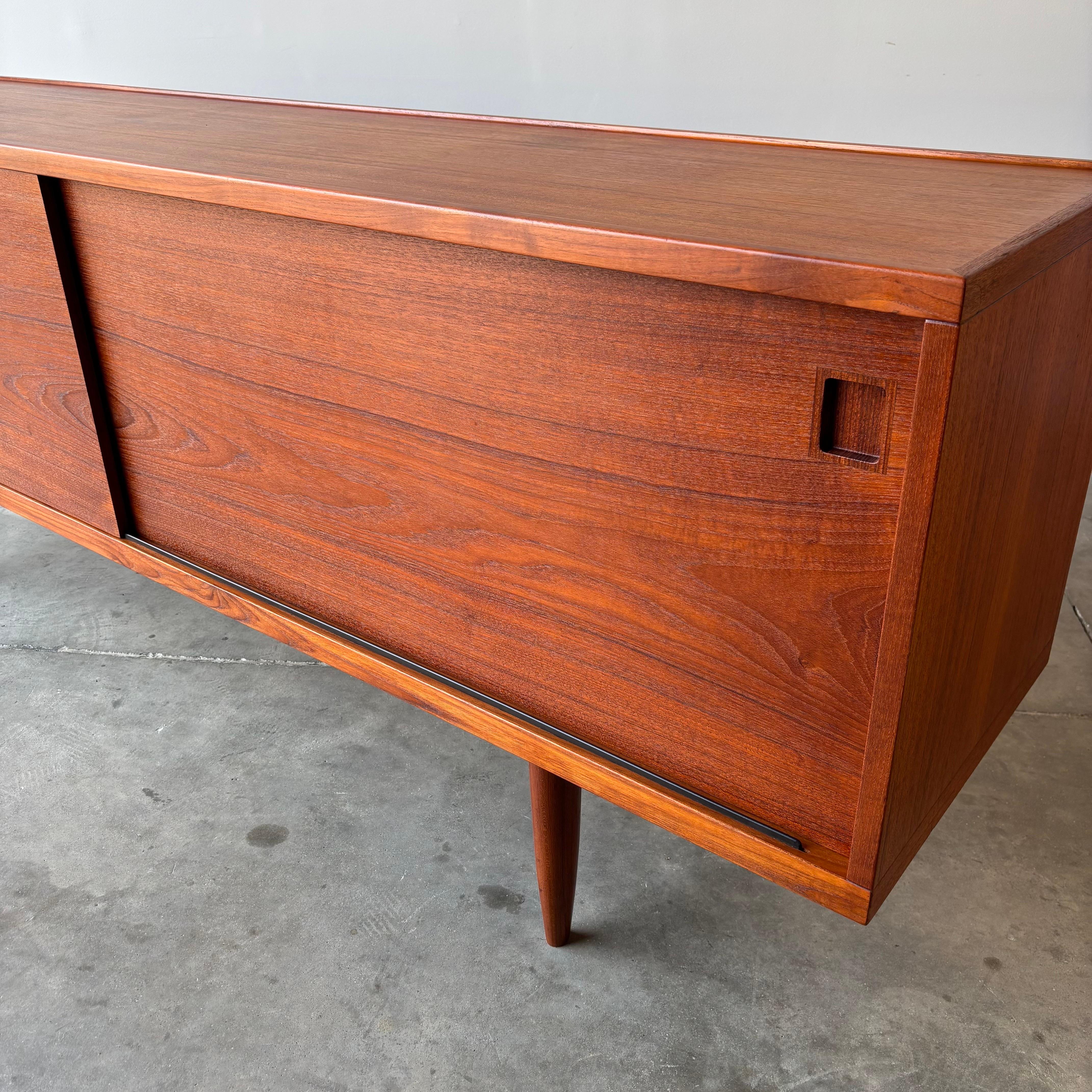 Rara credenza in teak di Niels Moller, Modernità danese, anni '60 in vendita 6