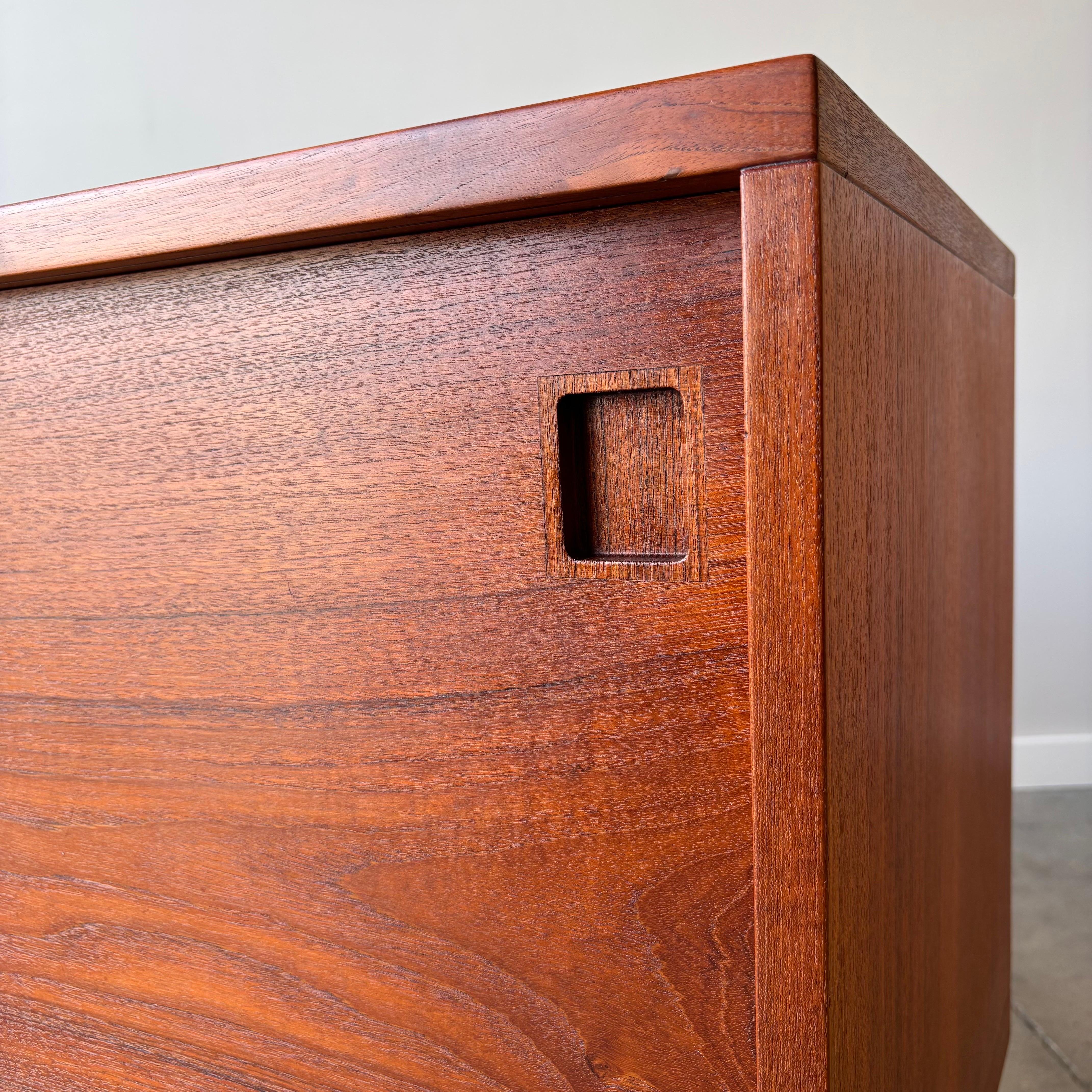 Rara credenza in teak di Niels Moller, Modernità danese, anni '60 in vendita 7