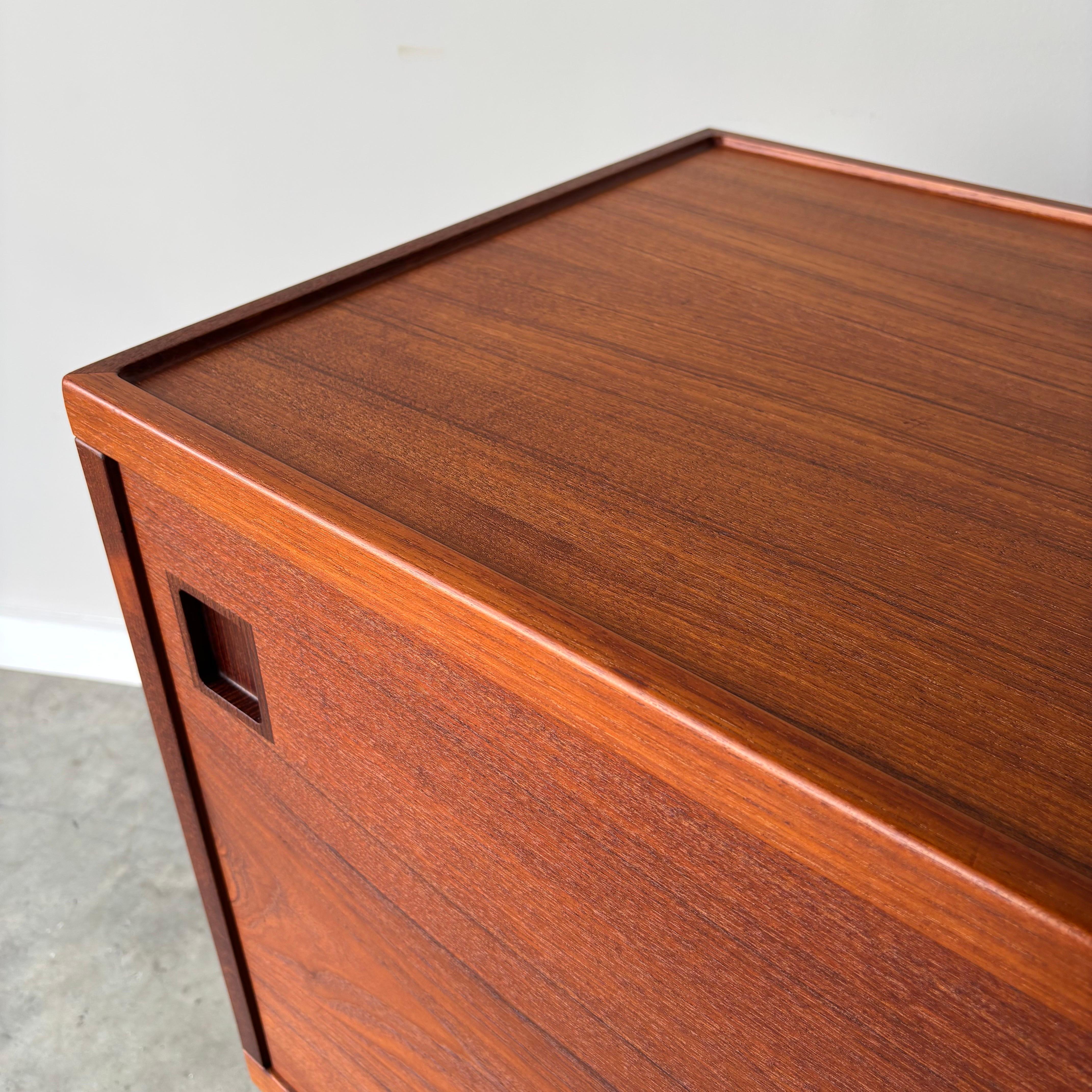 Rara credenza in teak di Niels Moller, Modernità danese, anni '60 in vendita 8