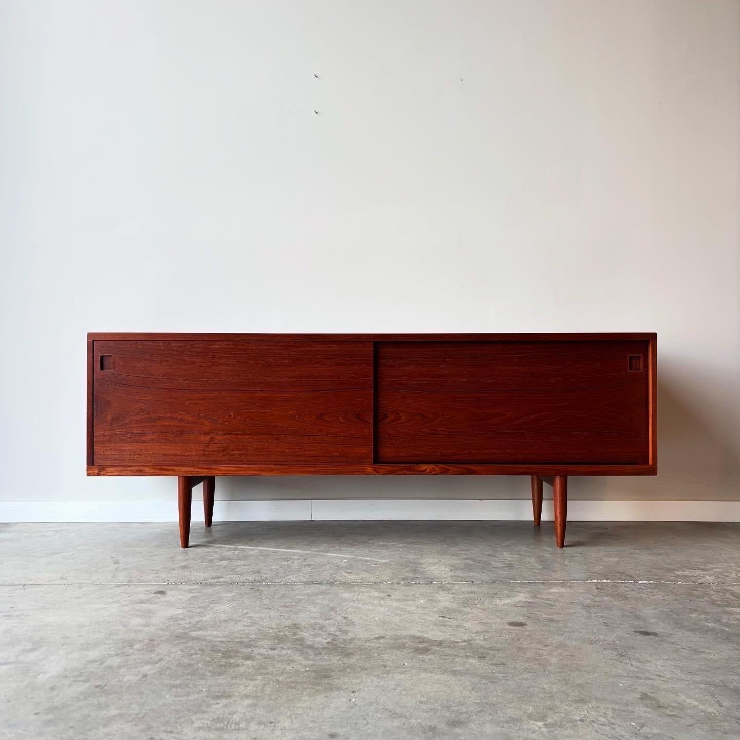 Uno splendido e raro esempio di Neils Moller degli anni '60.  Mobile in teak con un bellissimo piano bombato e dettagli semplici e raffinati.  Un sacco di spazio con armadi e cassetti aperti.  