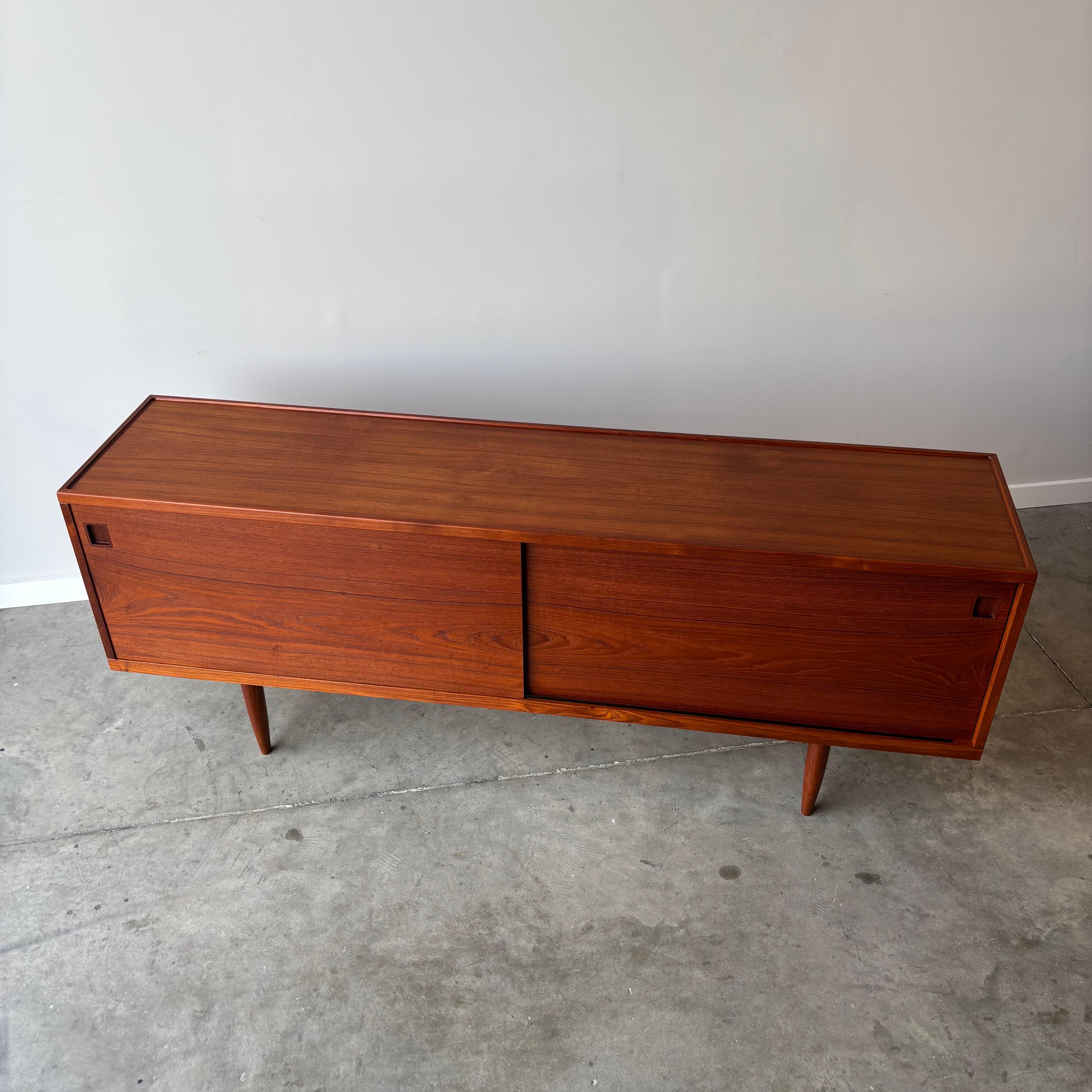 Mid-Century moderno Rara credenza in teak di Niels Moller, Modernità danese, anni '60 in vendita