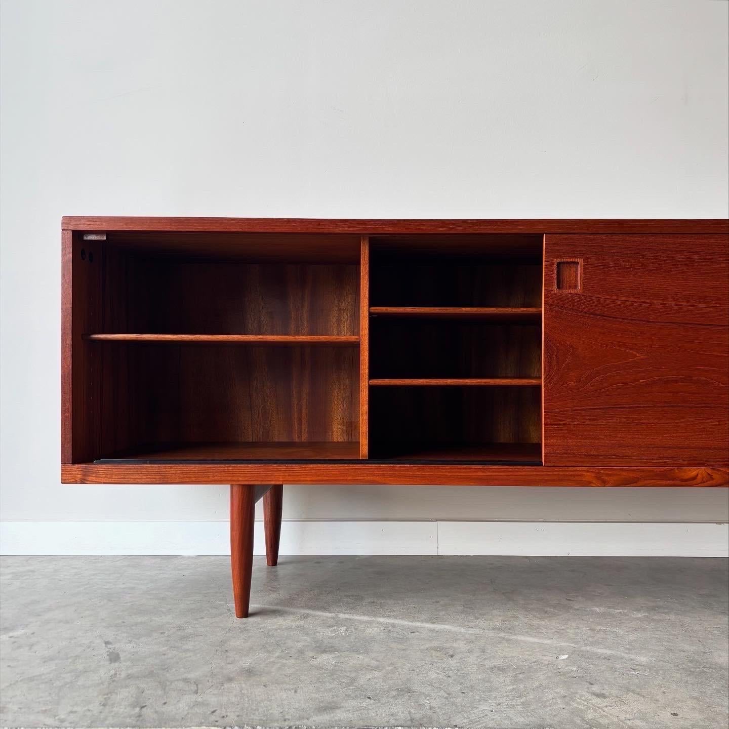 Rara credenza in teak di Niels Moller, Modernità danese, anni '60 In condizioni buone in vendita a Raleigh, NC