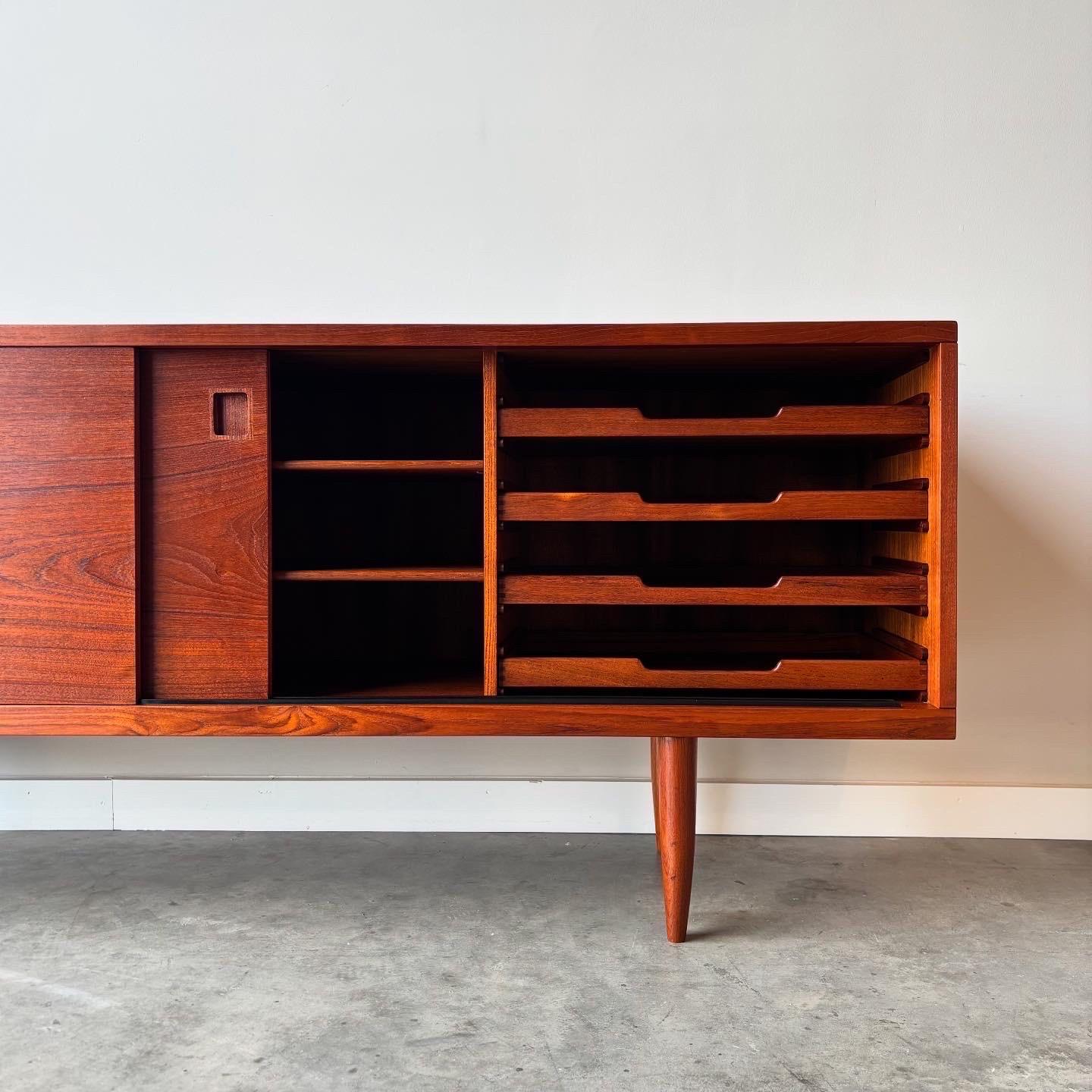 XX secolo Rara credenza in teak di Niels Moller, Modernità danese, anni '60 in vendita