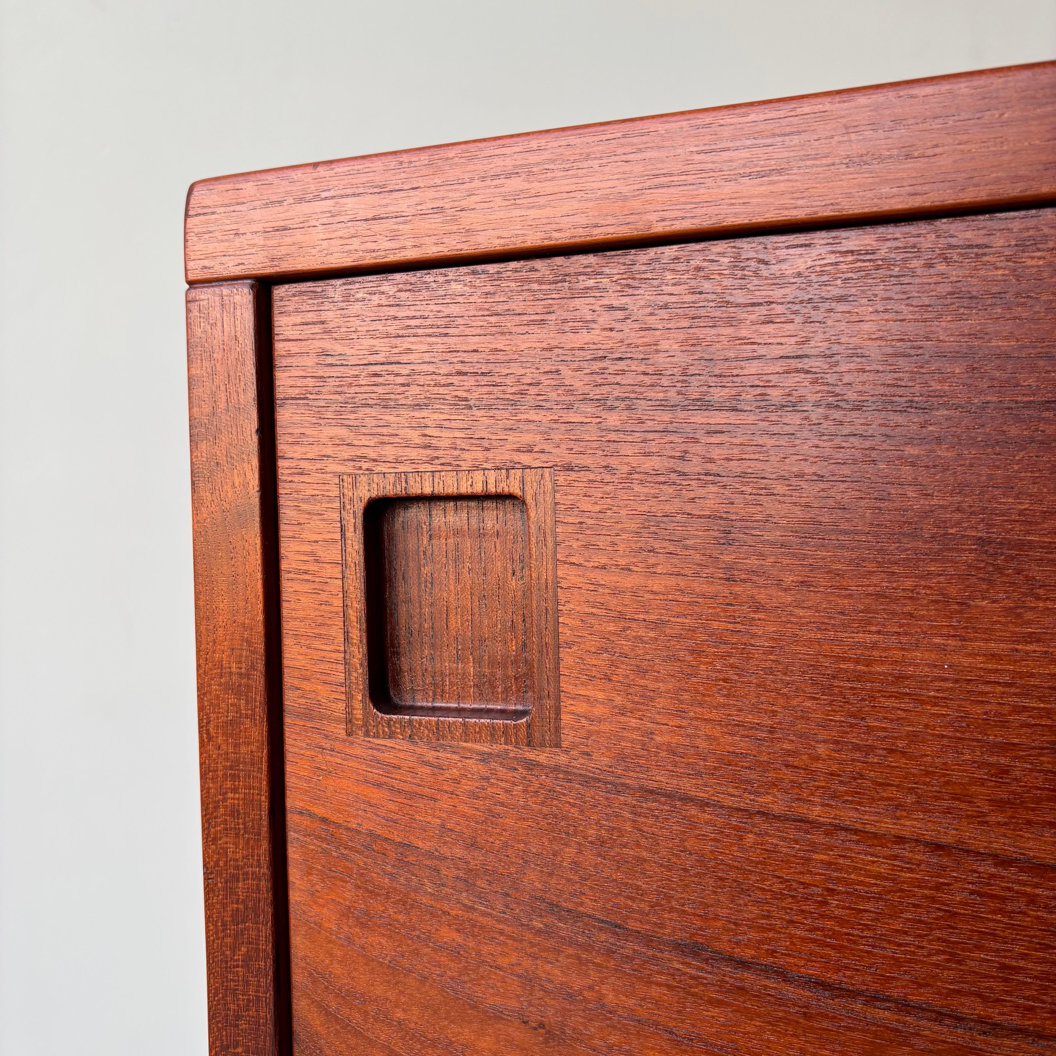 Rara credenza in teak di Niels Moller, Modernità danese, anni '60 in vendita 1