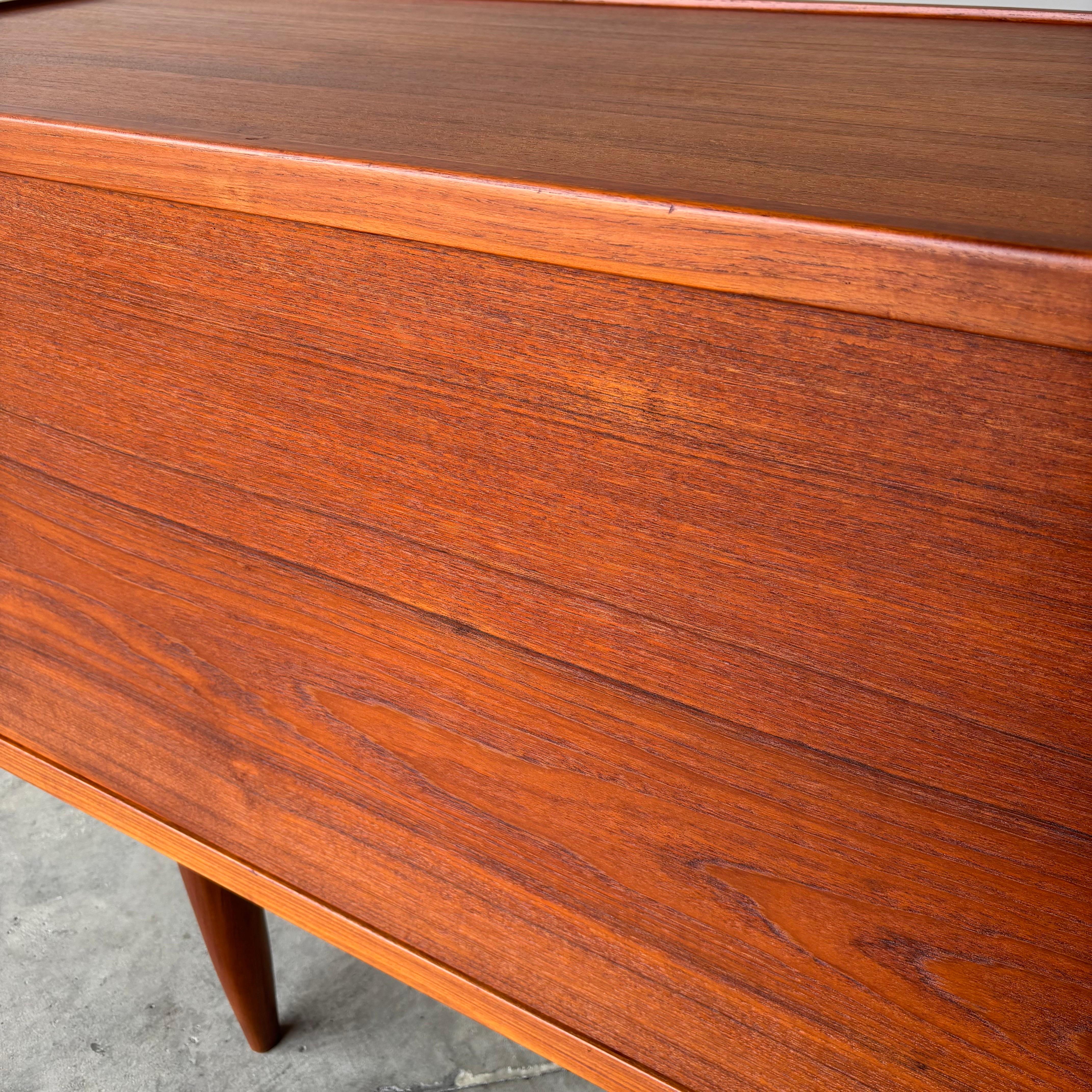 Rara credenza in teak di Niels Moller, Modernità danese, anni '60 in vendita 3