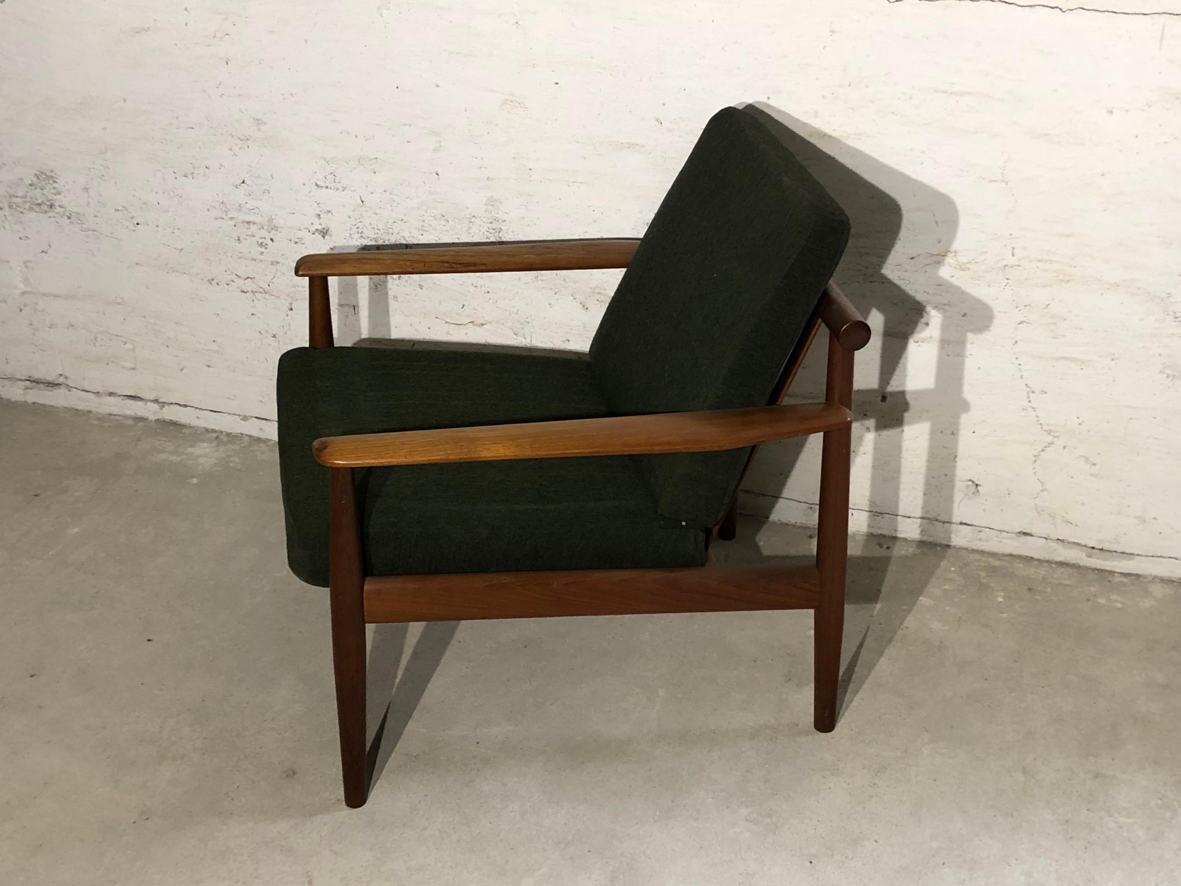 Rare lounge chair in teak designed by Grete Jalk in the 1950s. Upholstery in dark green wool. 
It is in a very good condition, but the fabrics has light marks.
