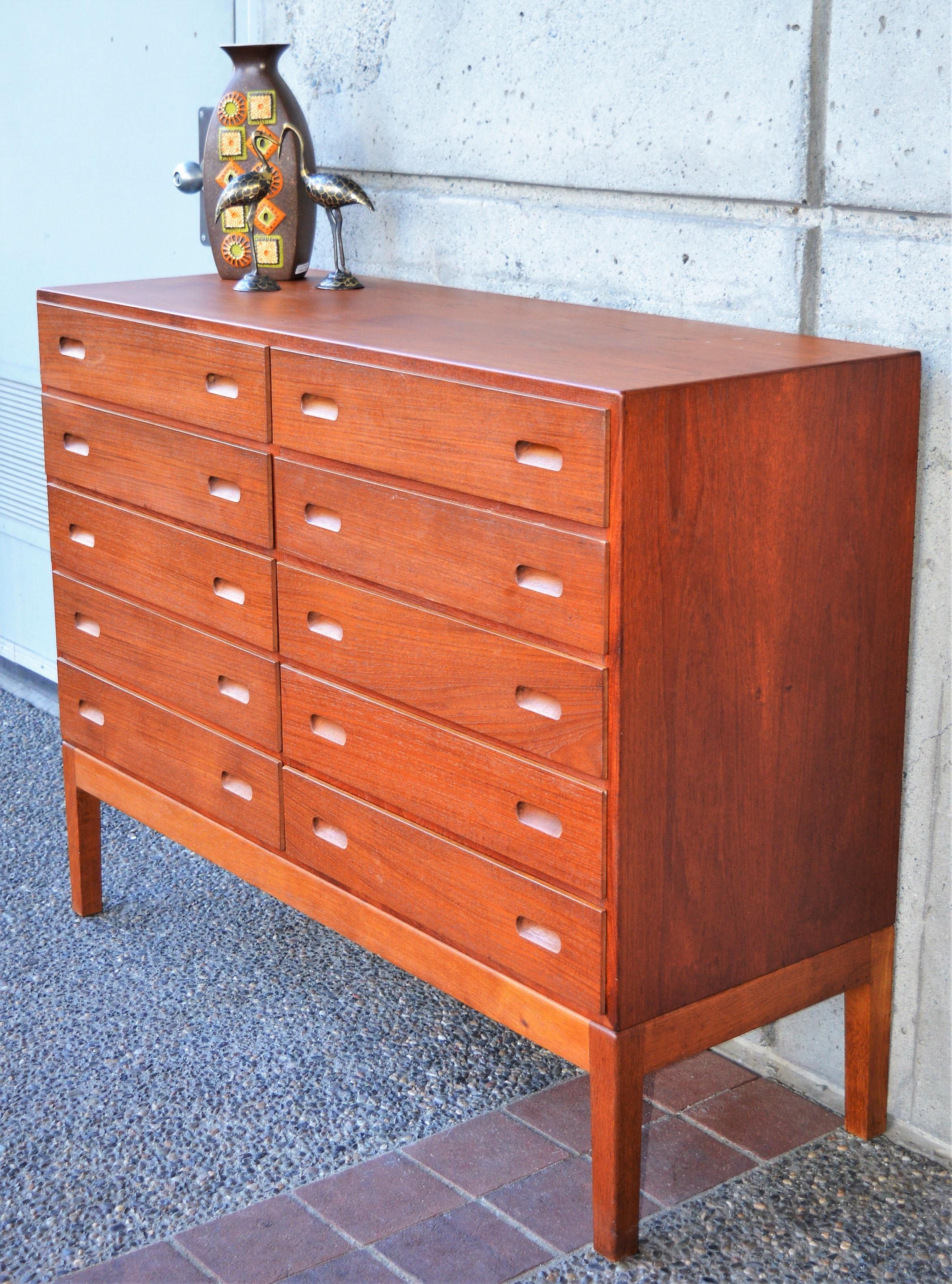 Mid-Century Modern Rare Teak & Oak Borge Mogensen Quality 10-Drawer Dresser with Pedestal Base For Sale