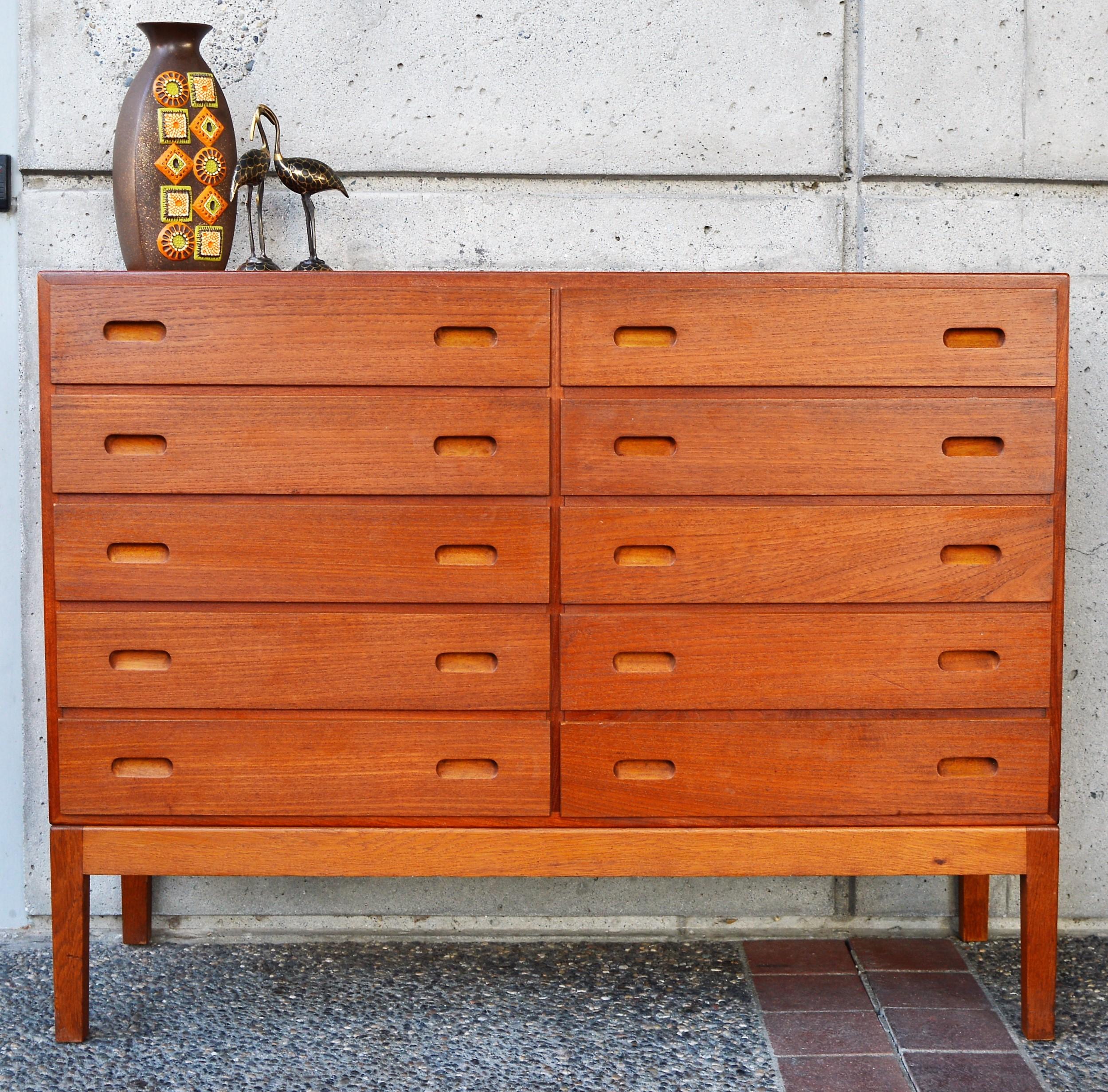 Danish Rare Teak & Oak Borge Mogensen Quality 10-Drawer Dresser with Pedestal Base For Sale