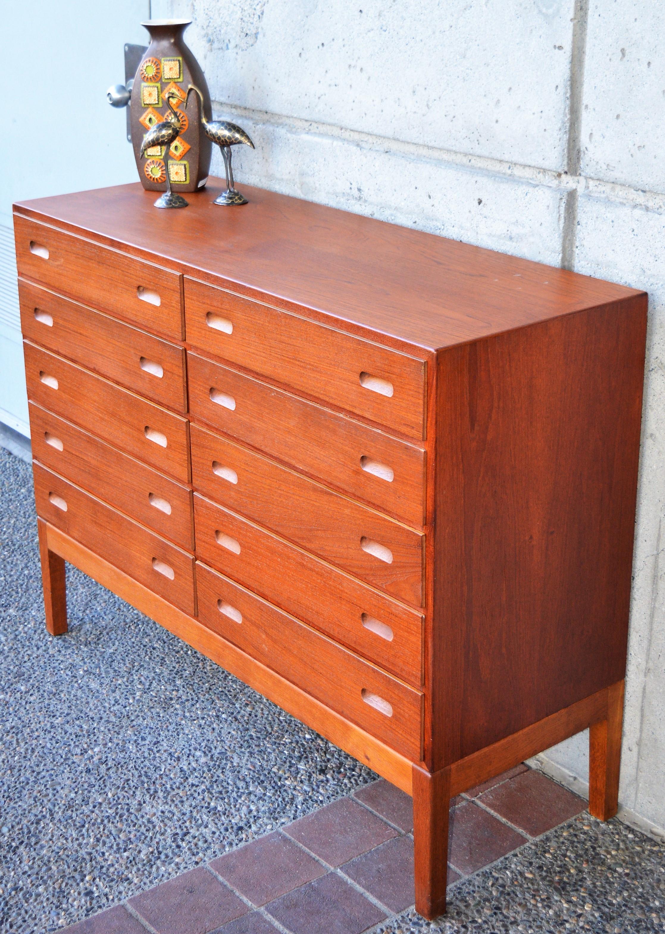Rare Teak & Oak Borge Mogensen Quality 10-Drawer Dresser with Pedestal Base In Good Condition For Sale In New Westminster, British Columbia