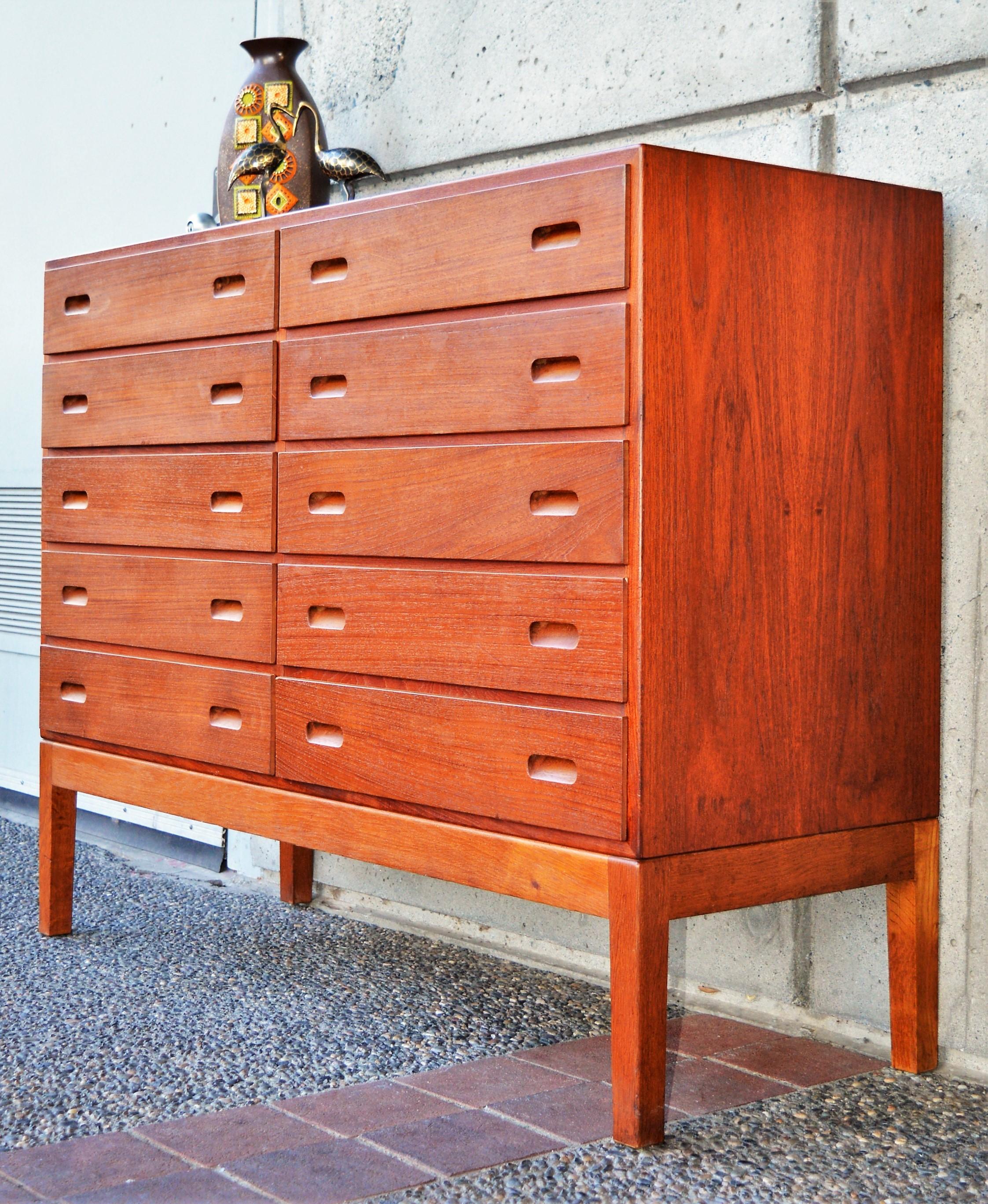 Mid-20th Century Rare Teak & Oak Borge Mogensen Quality 10-Drawer Dresser with Pedestal Base For Sale