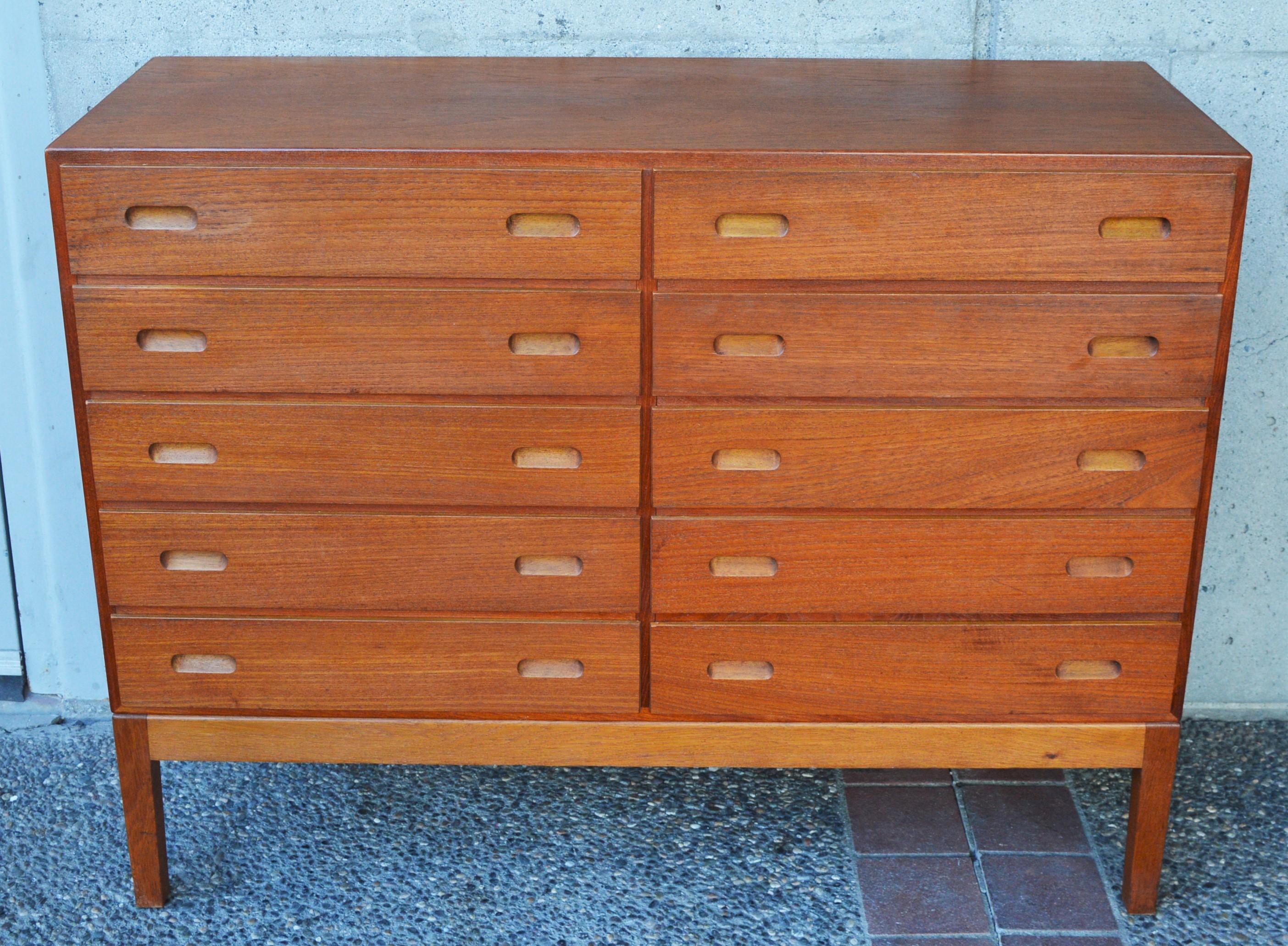 Rare Teak & Oak Borge Mogensen Quality 10-Drawer Dresser with Pedestal Base For Sale 1