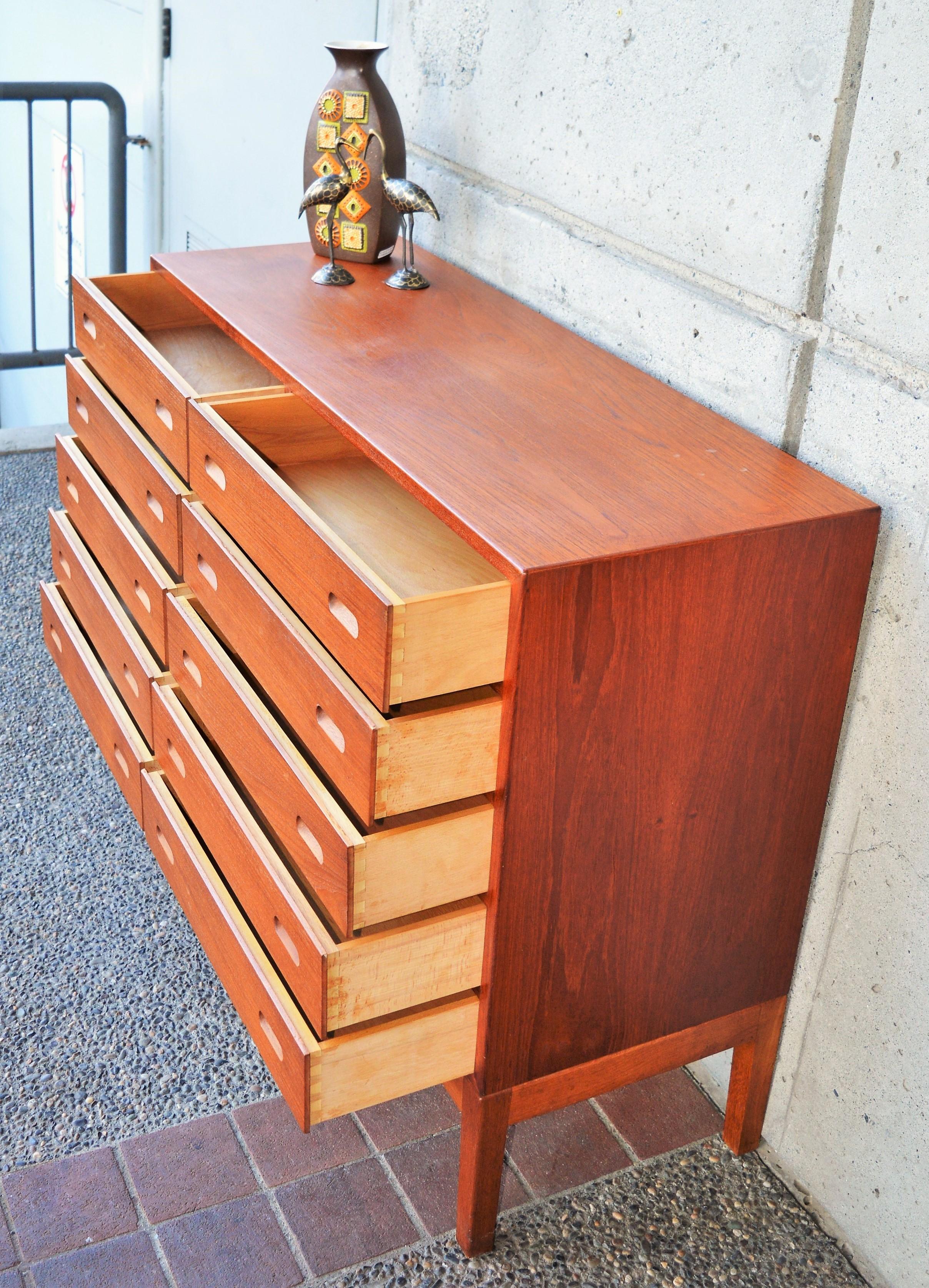 Rare Teak & Oak Borge Mogensen Quality 10-Drawer Dresser with Pedestal Base For Sale 2