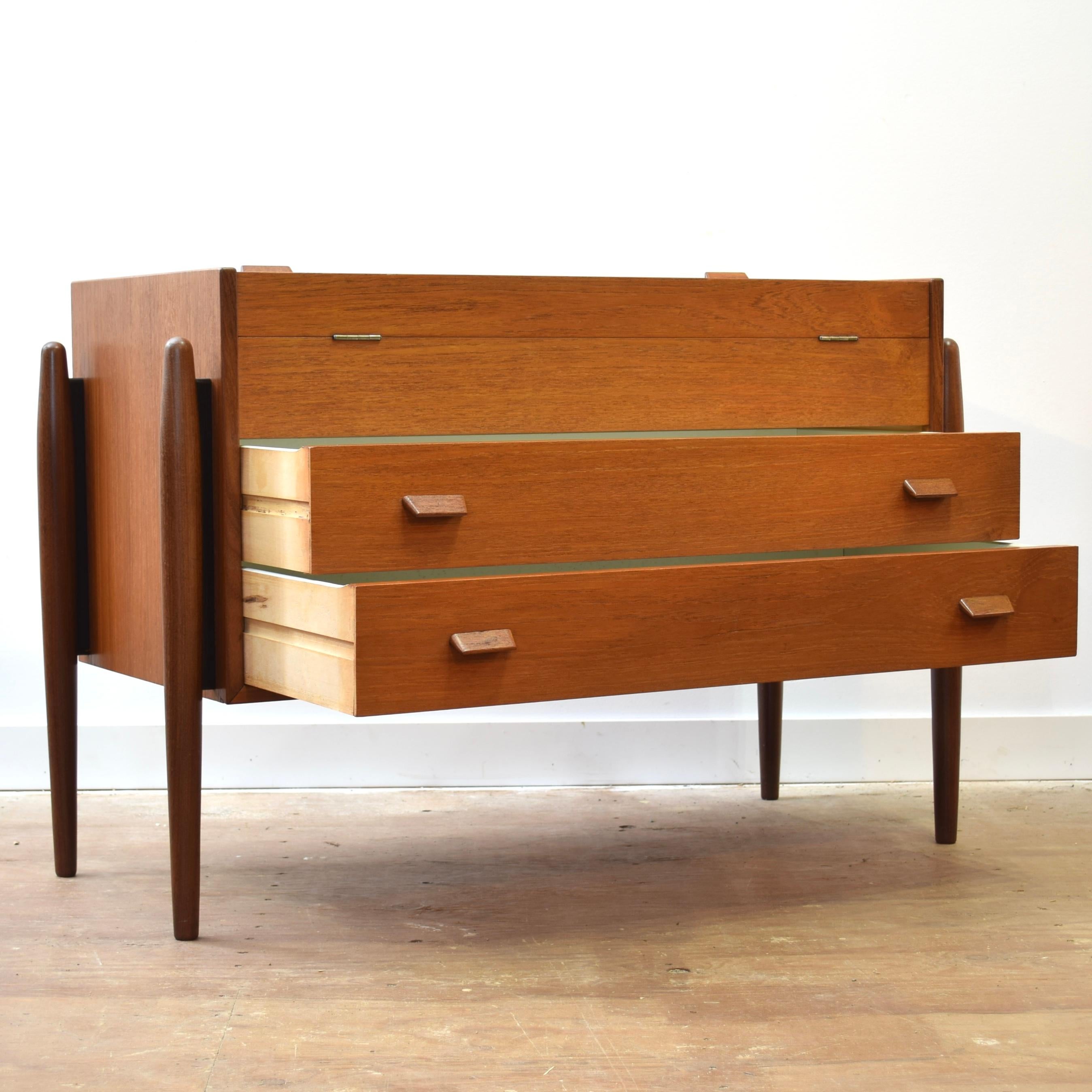 Rare Teak Vanity/Dresser In Good Condition For Sale In Puslinch, ON