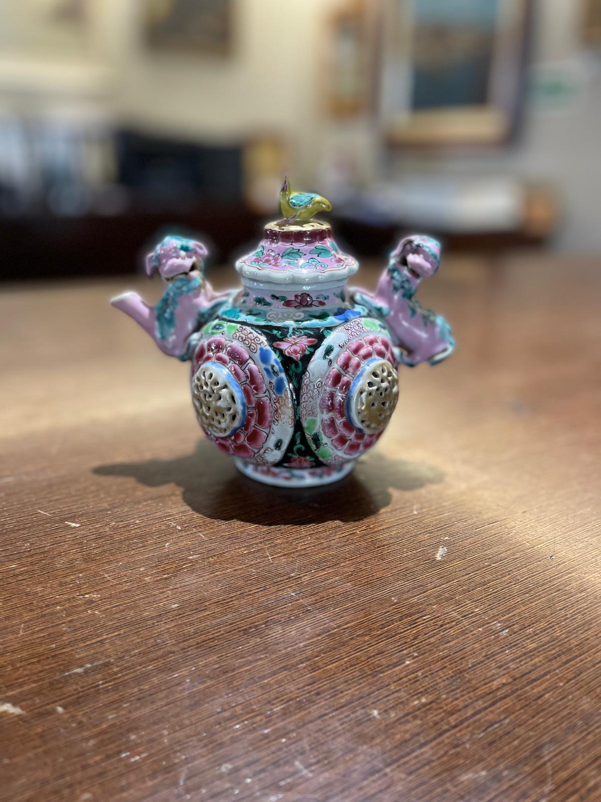 RARE THÉÂTRE AVEC COUVERCLE EN PORCELAINE Période Yongzheng (1723-1735) Dynastie Qing en vente 2