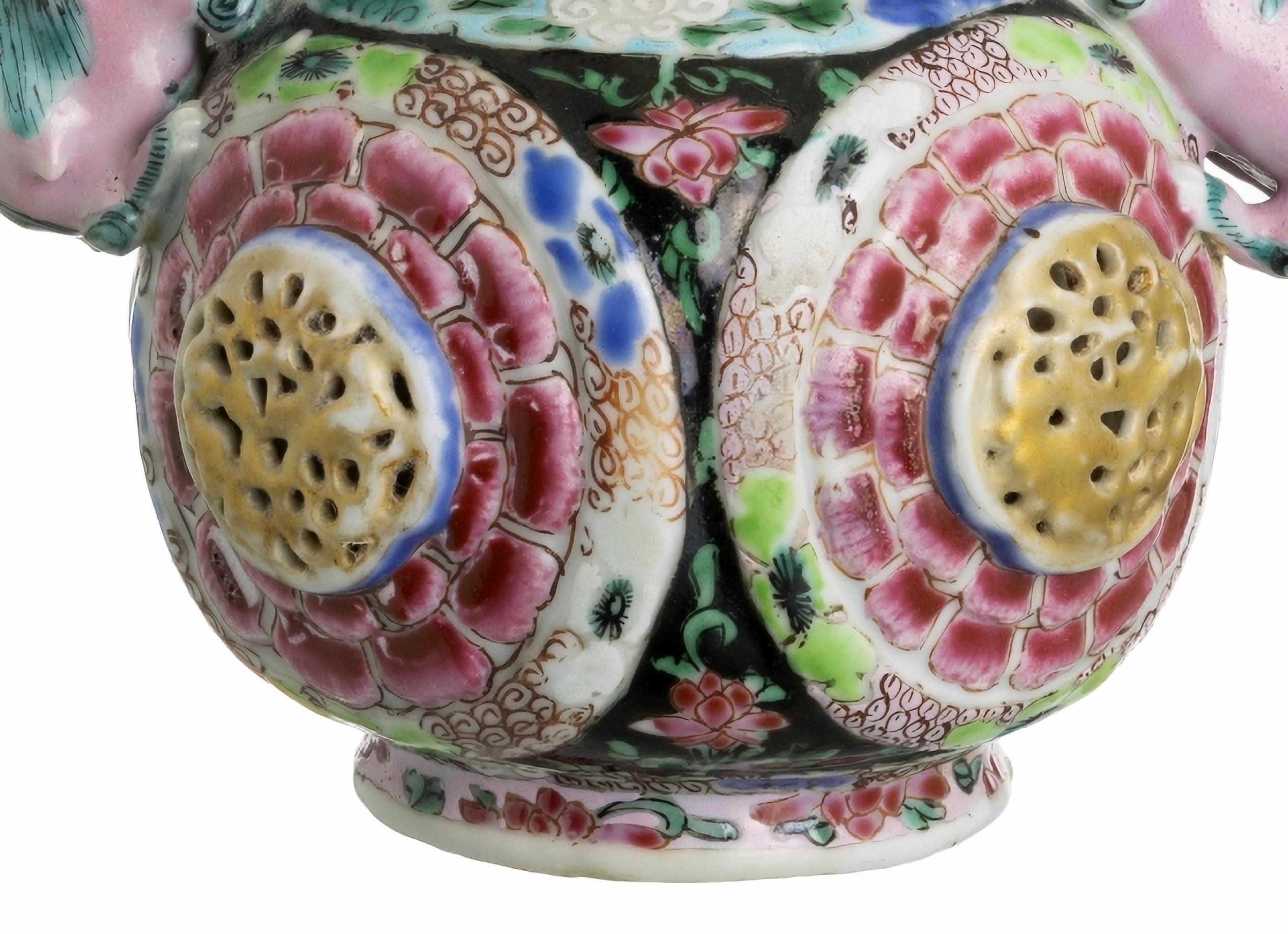 RARE TEAPOT AVEC COUVERCLE EN PORCELAINE Période Yongzheng (1723-1735) Dynastie Qing

Porcelaine d'exportation chinoise (de la Compagnie des Indes), période Yongzheng (1723-1735), dynastie Qing. Décor polychrome et en relief, anse et bec en forme de