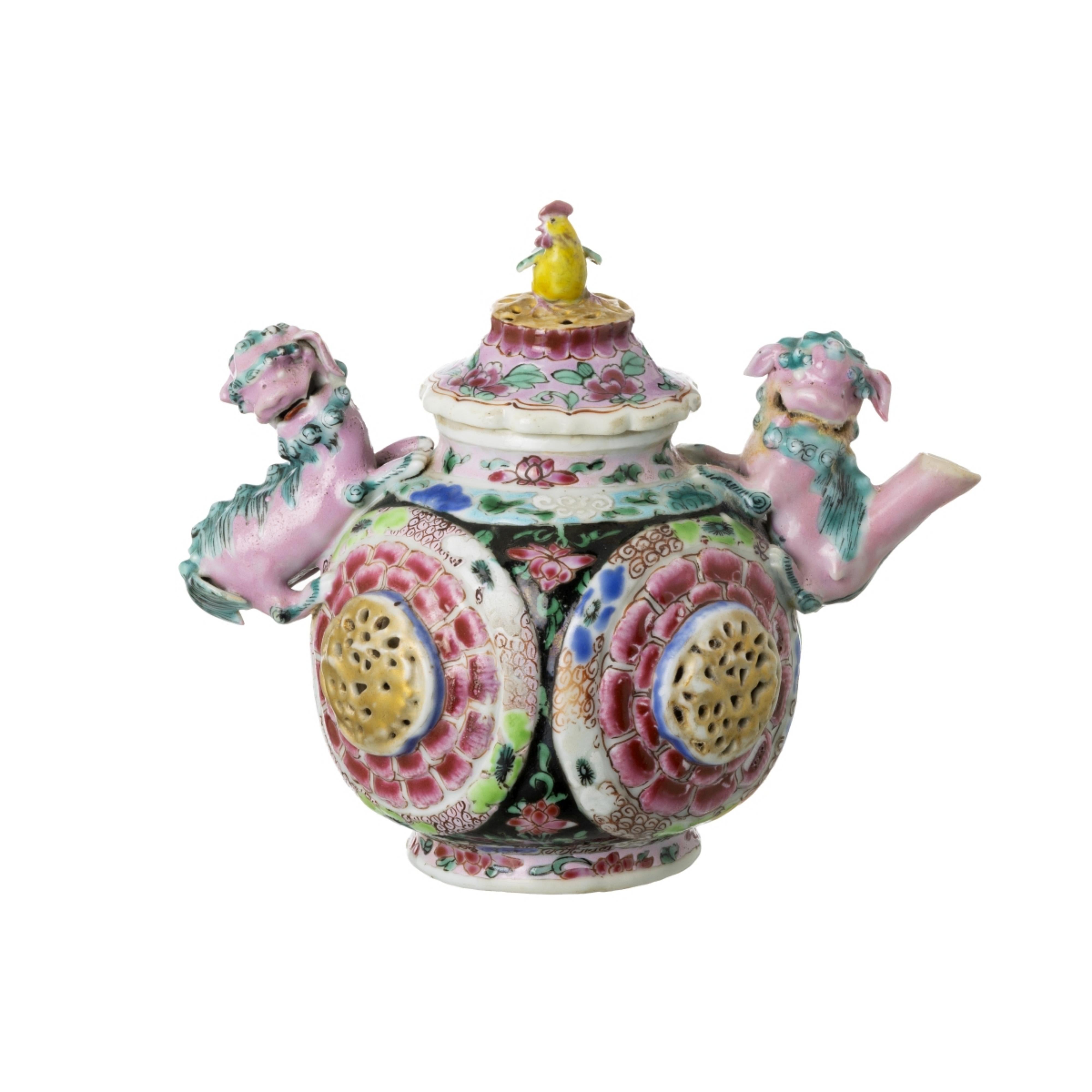 Chinois RARE THÉÂTRE AVEC COUVERCLE EN PORCELAINE Période Yongzheng (1723-1735) Dynastie Qing en vente