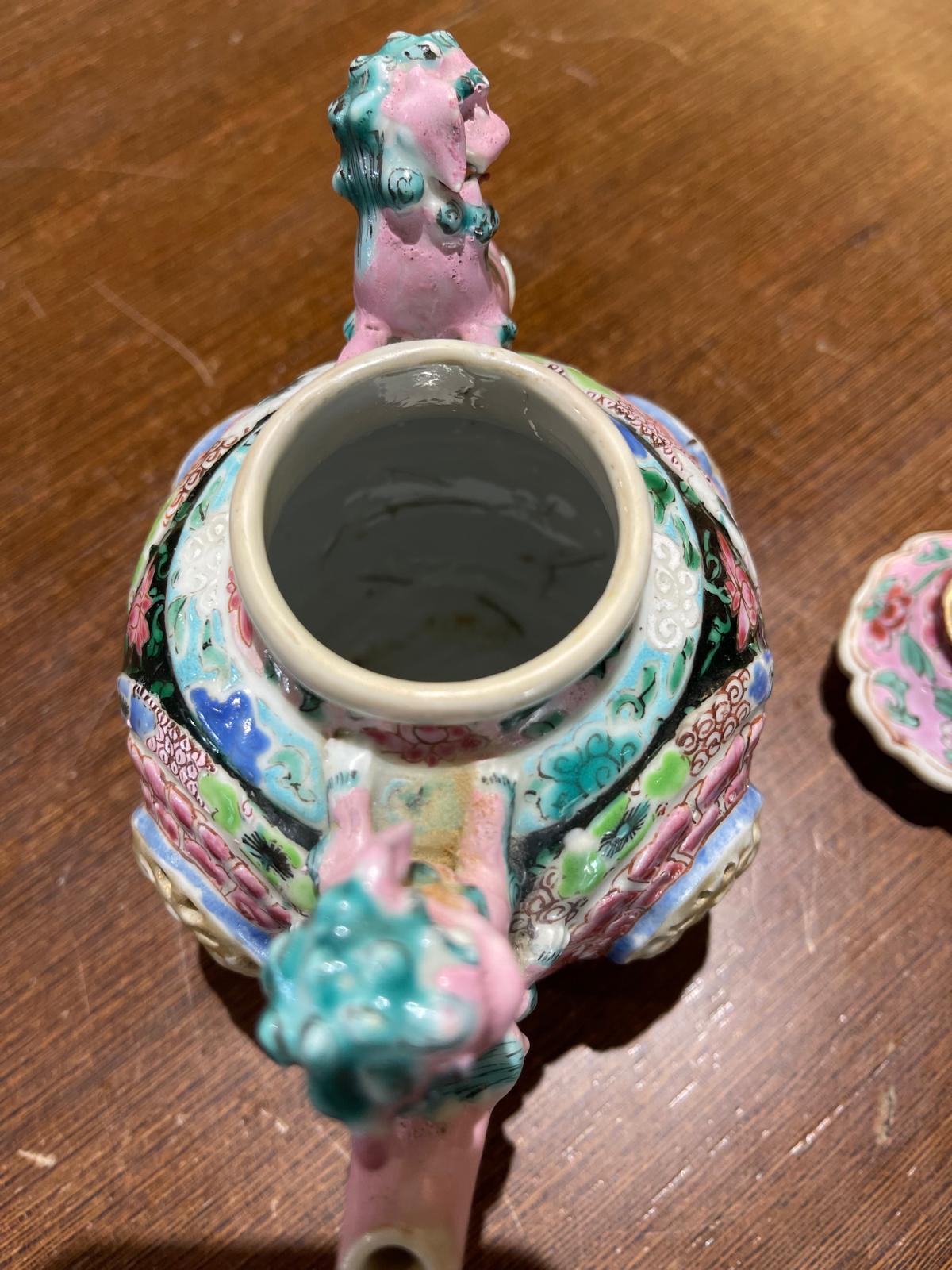 XVIIIe siècle RARE THÉÂTRE AVEC COUVERCLE EN PORCELAINE Période Yongzheng (1723-1735) Dynastie Qing en vente