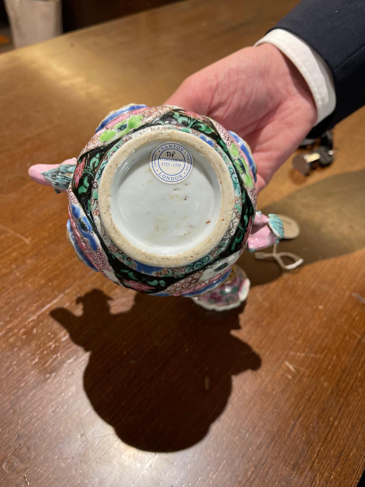 Porcelaine RARE THÉÂTRE AVEC COUVERCLE EN PORCELAINE Période Yongzheng (1723-1735) Dynastie Qing en vente