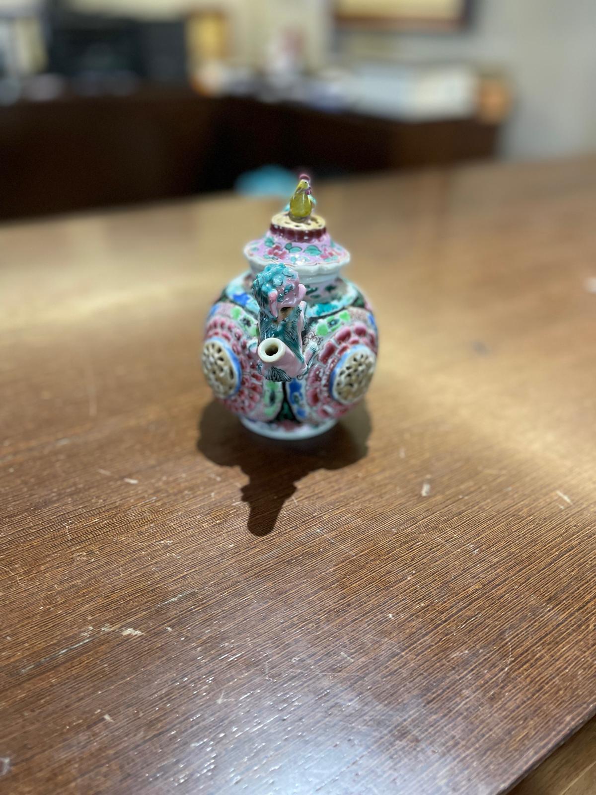RARE THÉÂTRE AVEC COUVERCLE EN PORCELAINE Période Yongzheng (1723-1735) Dynastie Qing en vente 1