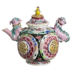 RARE THÉÂTRE AVEC COUVERCLE EN PORCELAINE Période Yongzheng (1723-1735) Dynastie Qing