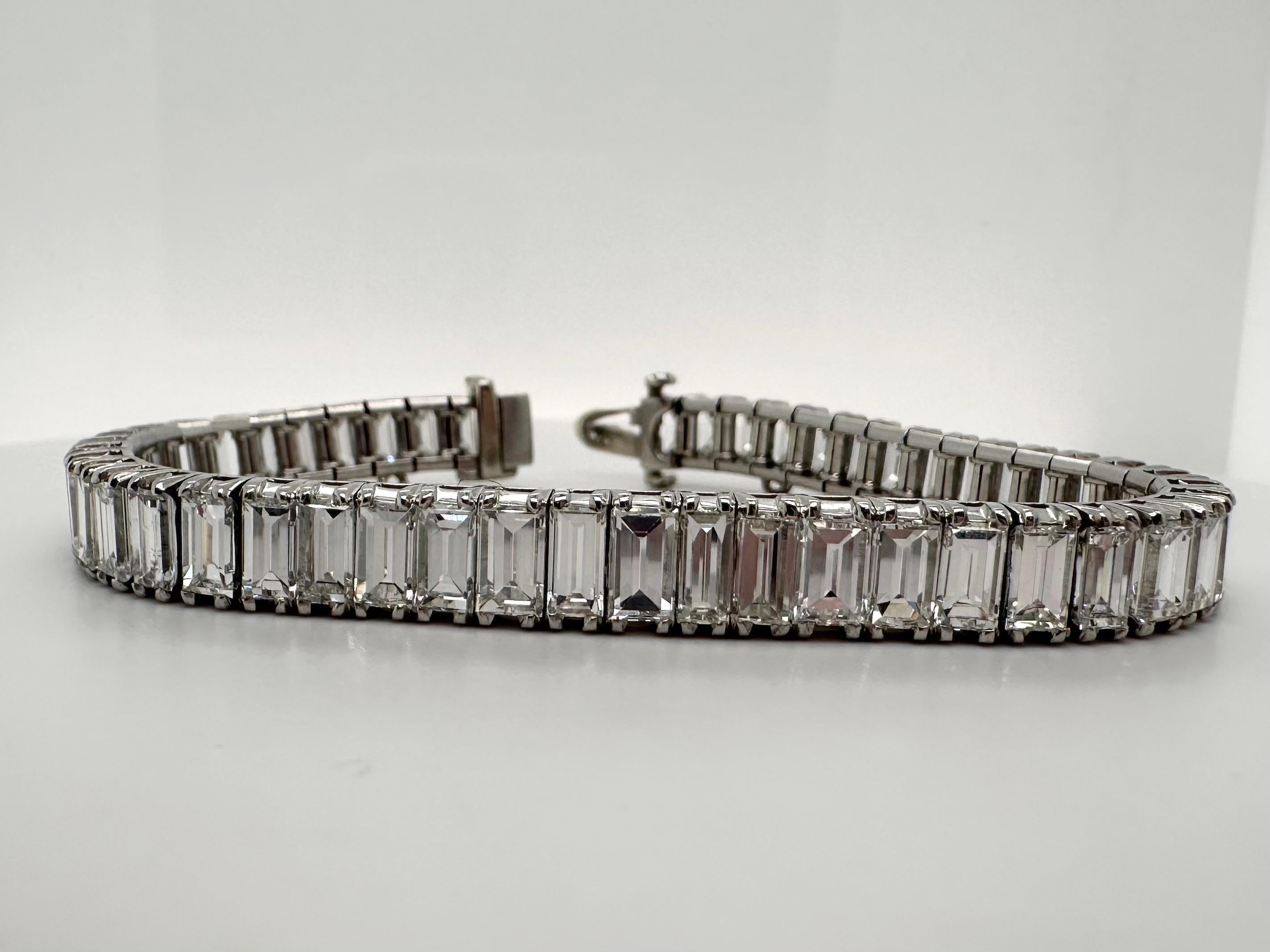 Taille émeraude Bracelet tennis rare de 25 carats en diamants fins naturels en vente