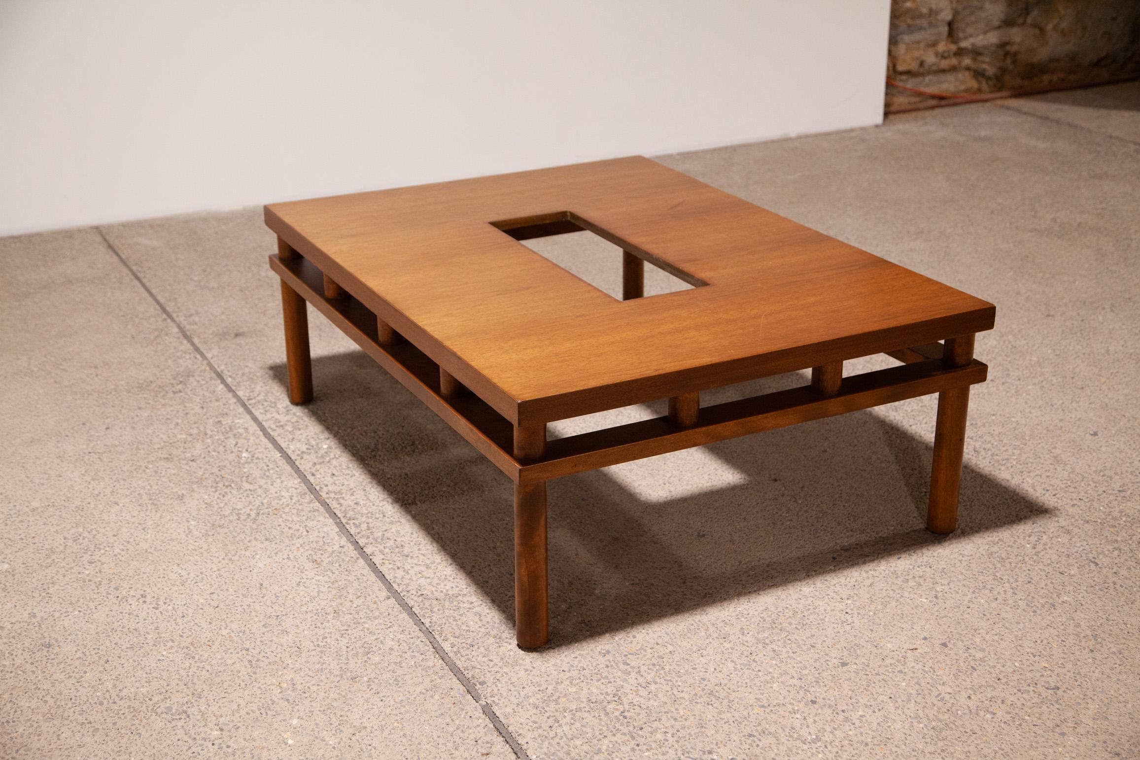Nous vous présentons un spectaculaire et rare AT&T. Robsjohn-Gibbings for Widdicomb Mid-Century Walnut Cocktail Table with a removable Magazine Box.

Un design moderne et élégant avec un bois de chêne ou d'érable magnifiquement vieilli qui