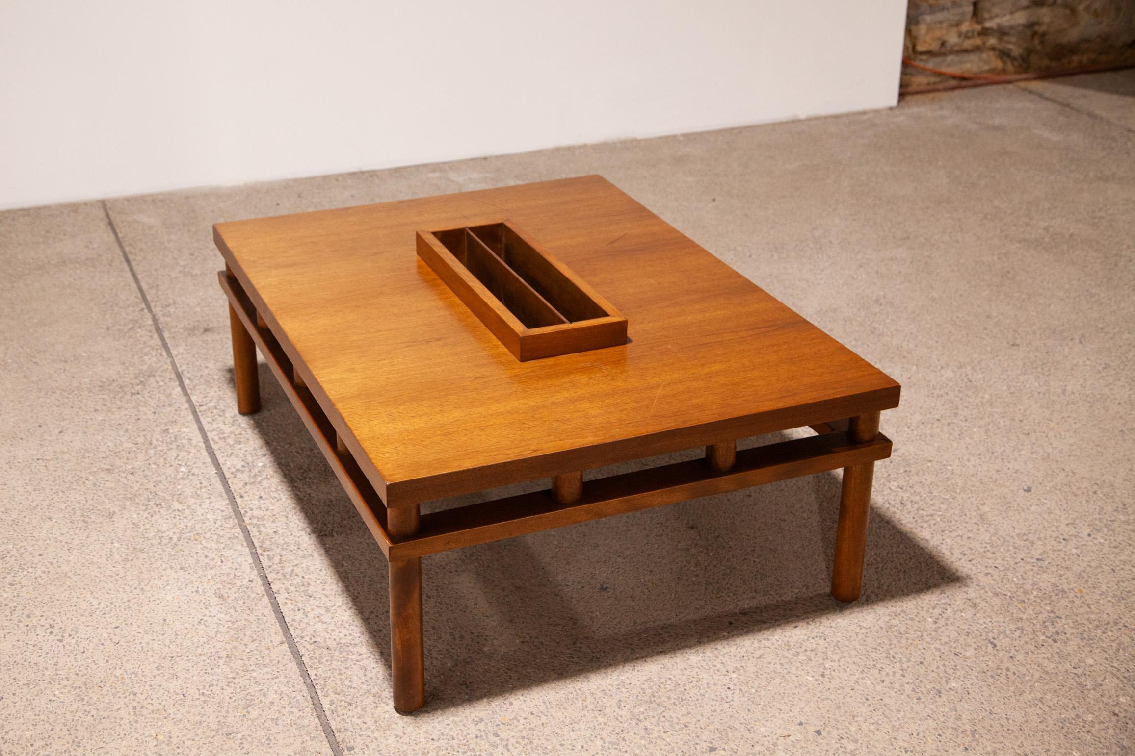 Bois de feuillus Rare T.H. Table basse Robsjohn-Gibbings pour Widdicomb en vente