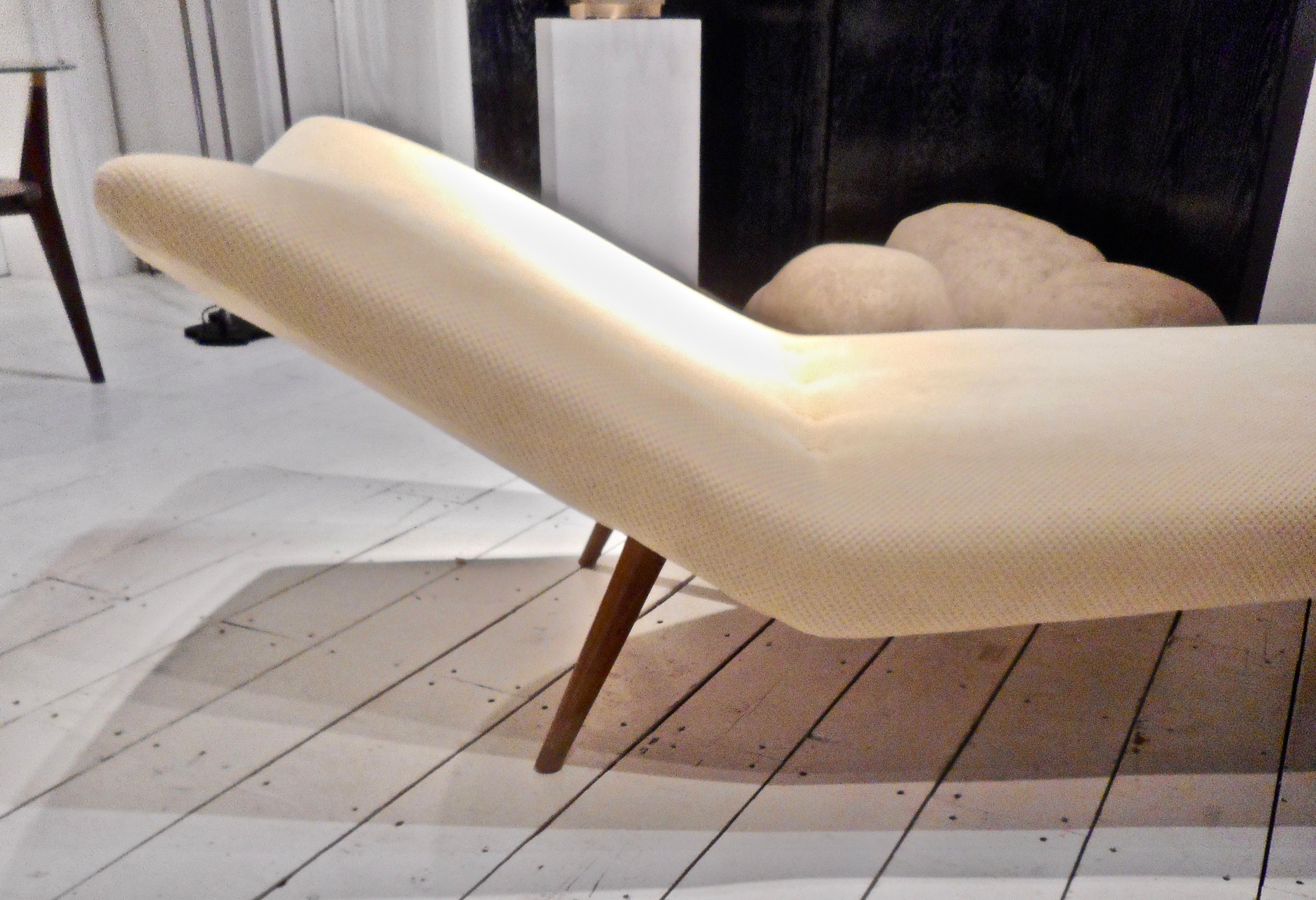 The abstract shape of the seat rests on wooden legs.
Original cream fabric.
Designed by Theo Ruth for Artifort,
circa 1950.
  