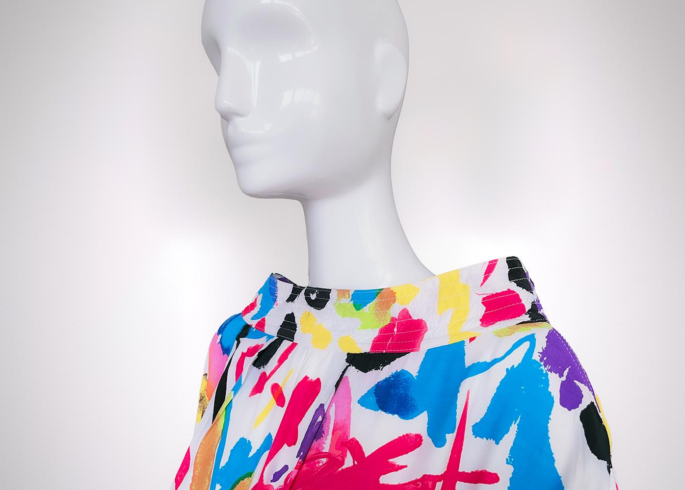 A very rare Thierry Mugler cotton dress, 1986 Collection. Typical 80s abstract pattern. 
Love these vibrant colorus and the simple minimal but also beautifully designed shape of the dress. The boat neck collar is fabulous. It closes all the way with