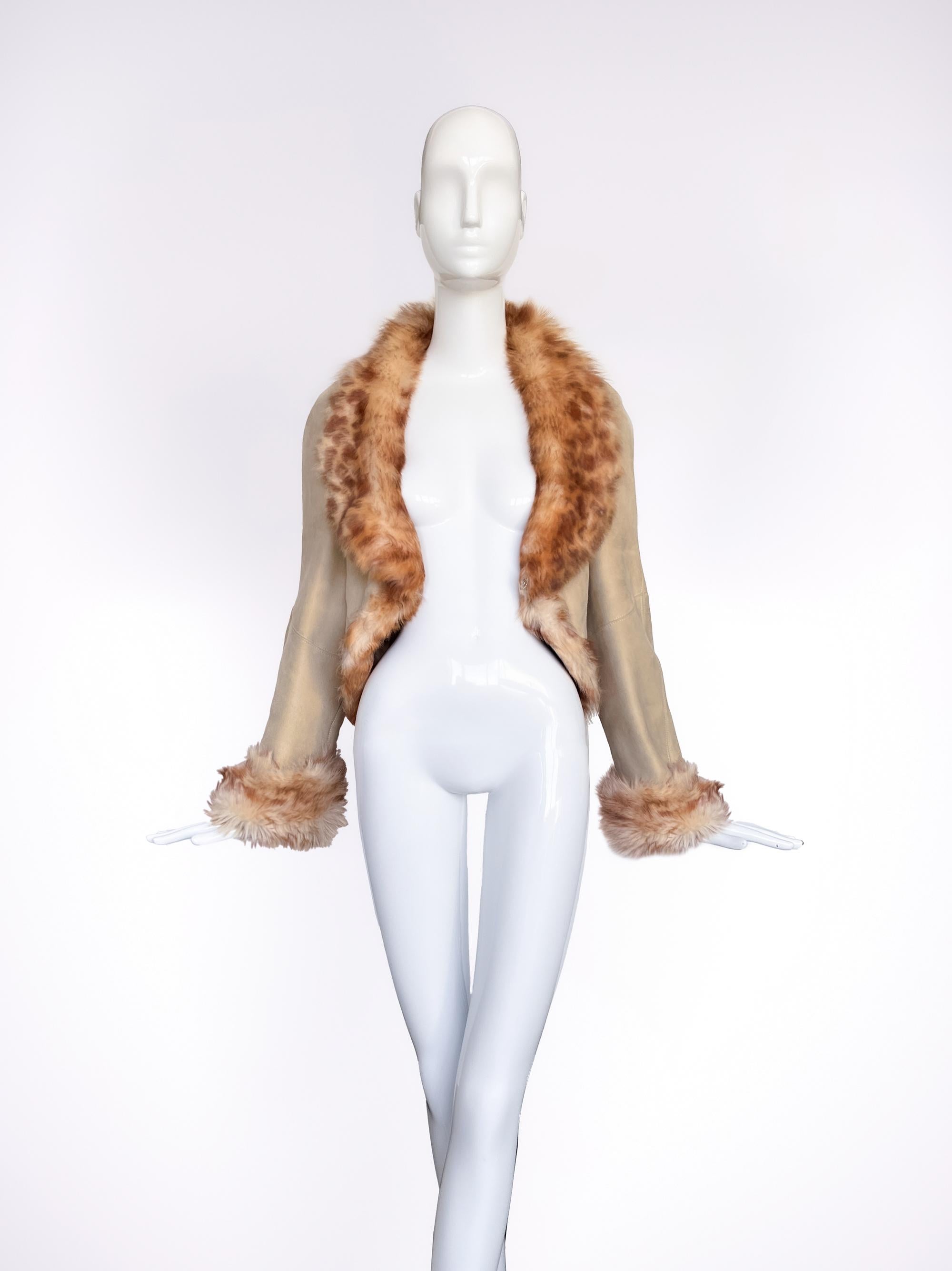 A Thierry Mugler Masterpiece: The Suede & Faux Fur Jacket from FW 2001
An electrifying fusion of futurism, feline grace, and primal power. Among the standout pieces from this season, one garment has solidified its place in fashion history: this