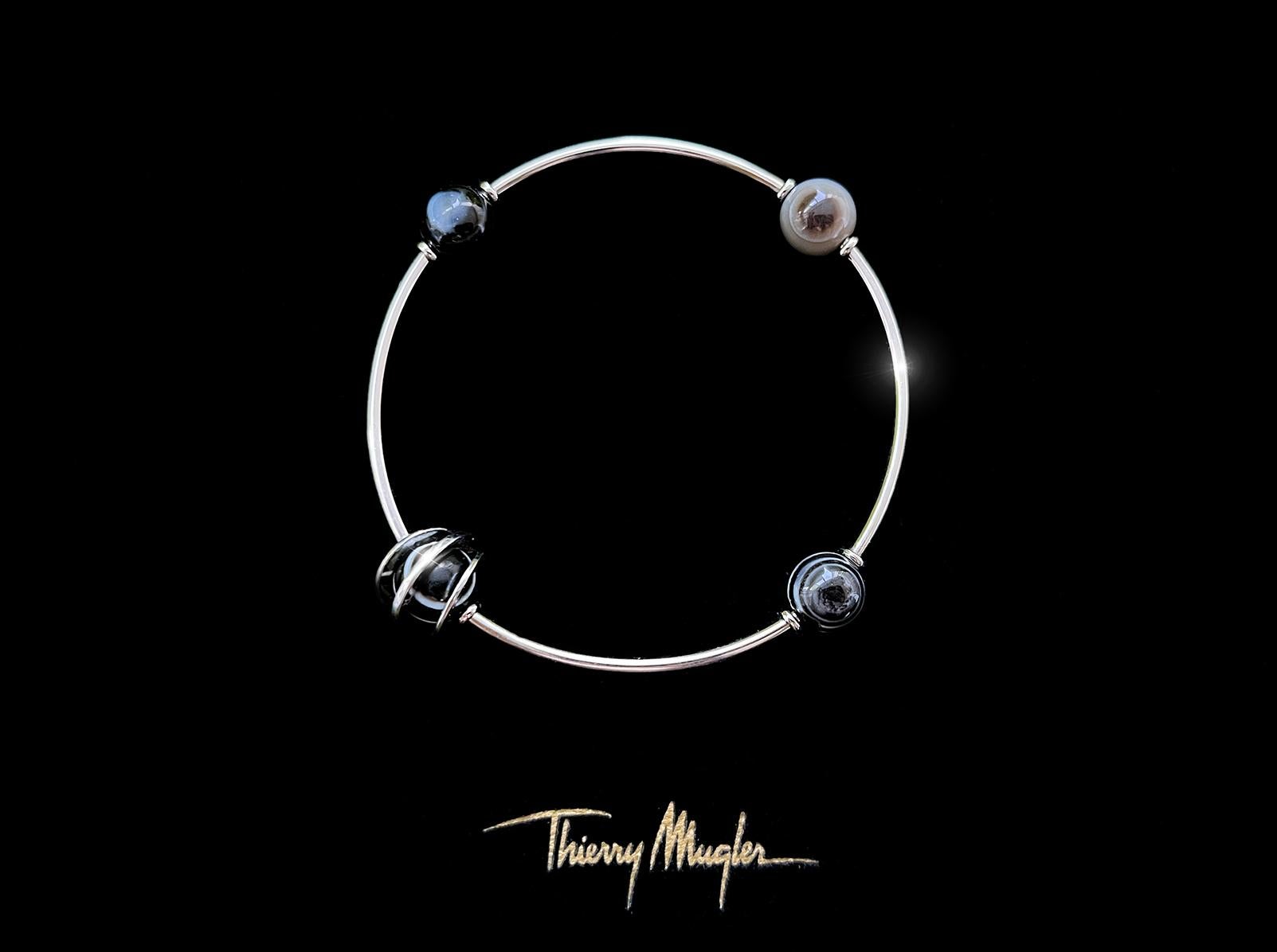 Brazalete Thierry Mugler FW 1987 Planeta Space
Joyas Thierry Mugler vintage extremadamente raras e impresionantes

Sin firma, atribuido a.
diámetro interior aprox. 7 cm

ten en cuenta que las fotos o vídeos de documentación, como los desfiles, son