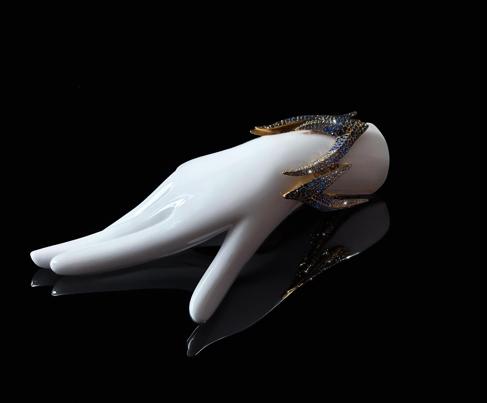 Pochi stilisti hanno catturato il futuro con la stessa forza sensuale di Thierry Mugler. Questo bracciale della SERIE HIRONDELLE per l'Autunno/Inverno 2000 è un fulmine forgiato in metallo dorato: una fusione inequivocabile di architettura, armatura