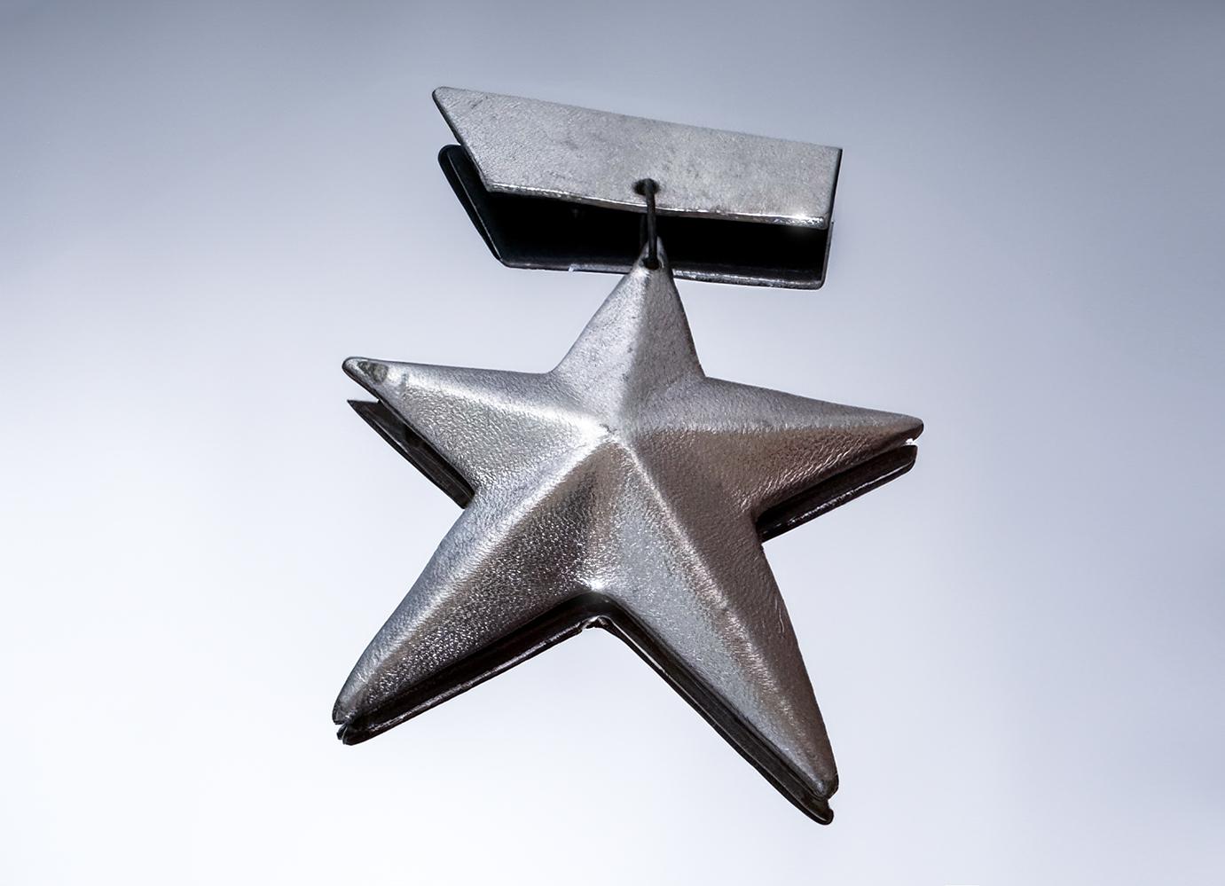 Rare Thierry Mugler FW1986  Les Milteuses ETOILE Brooch Silver Star In Good Condition For Sale In Berlin, BE