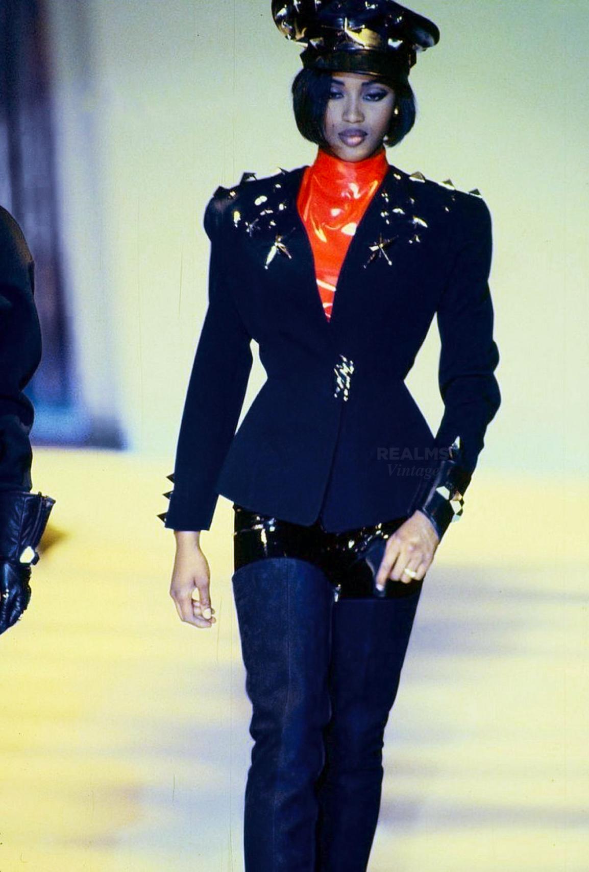 Ikonische Jacke von Thierry Mugler FW 1990. Eine ähnliche Version wurde von Naomi Campbell auf der Runway Show getragen.
Äußerst seltenes Sammlerstück, eine echte Thierry Mugler Statement-Jacke.

Atemberaubende schwarze, taillierte Jacke mit