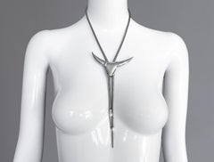 Bolo tie ou broche rare en métal argenté Thierry Mugler, collection printemps-été 1992