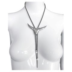 Bolo tie ou broche rare en métal argenté Thierry Mugler, collection printemps-été 1992