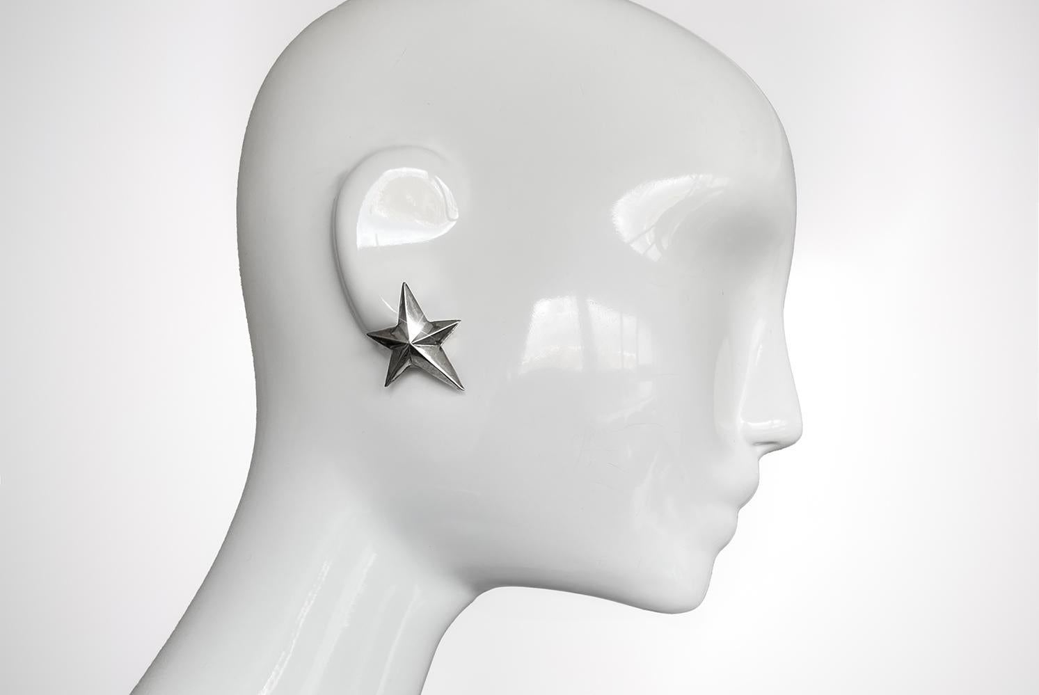 Thierry Mugler  Pendientes estrella
Joyas Thierry Mugler vintage extremadamente raras e impresionantes

Dos fabulosos pendientes de gran tamaño de la firma Star. Logotipo de Thierry Mugler en relieve.

Material : Herrajes en tono