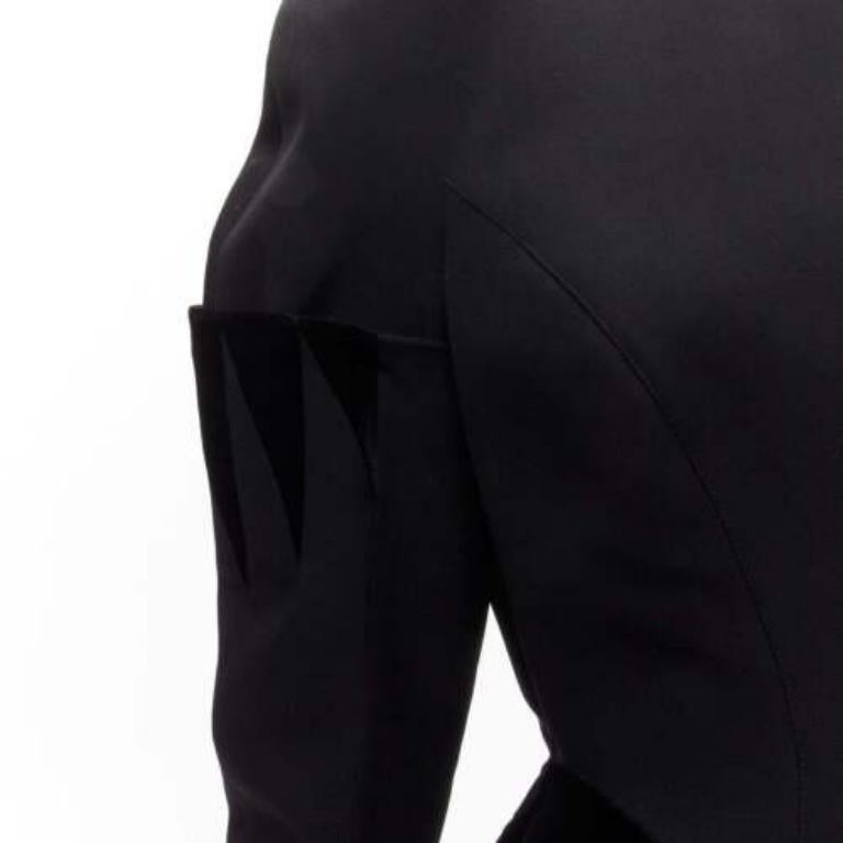 raro Thierry Mugler Giacca peplo in velluto geometrico di lana nera vintage  IT40 S
Riferimento: TGAS/D00732
Marchio: Thierry Mugler
Designer: Thierry Mugler
Materiale: Lana
Colore: nero
Modello: Tinta unita
Chiusura: bottoni a pressione
Fodera:
