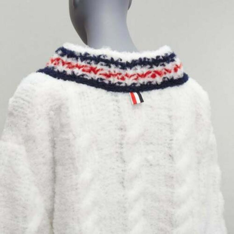rare THOM BROWNE 2018 Runway hand knit tulle oversized varsity sweater IT36 XXS
Reference: TGAS/D00605
Brand: Thom Browne
Designer: Thom Browne
Collection: SS 2018 - Runway
Material: Tulle
Color: White, Multicolour
Pattern: Striped
Closure: