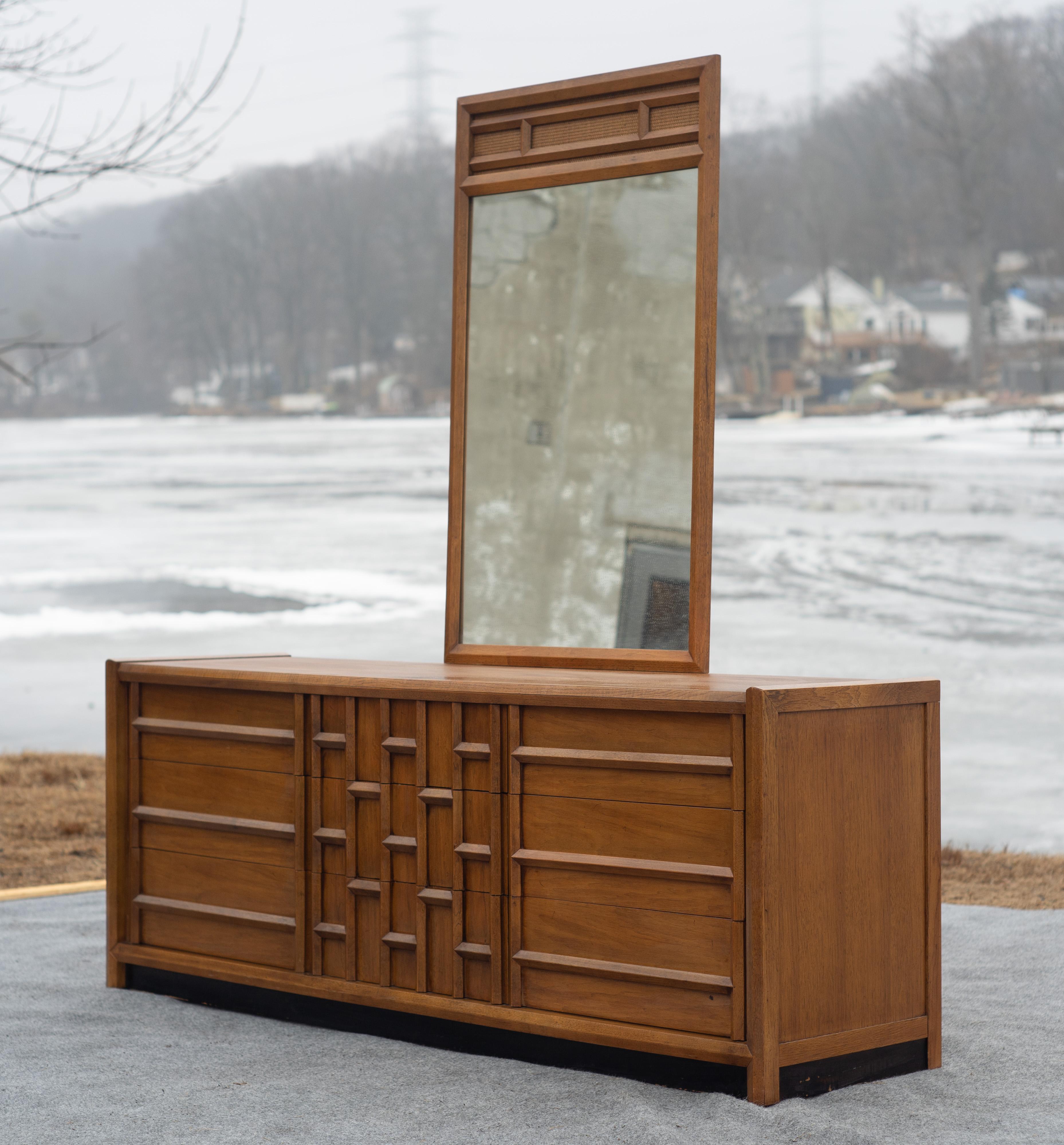 Mid-Century moderno Raro comò lungo in noce Thomasville e specchio a 9 cassetti datato 1966 in vendita
