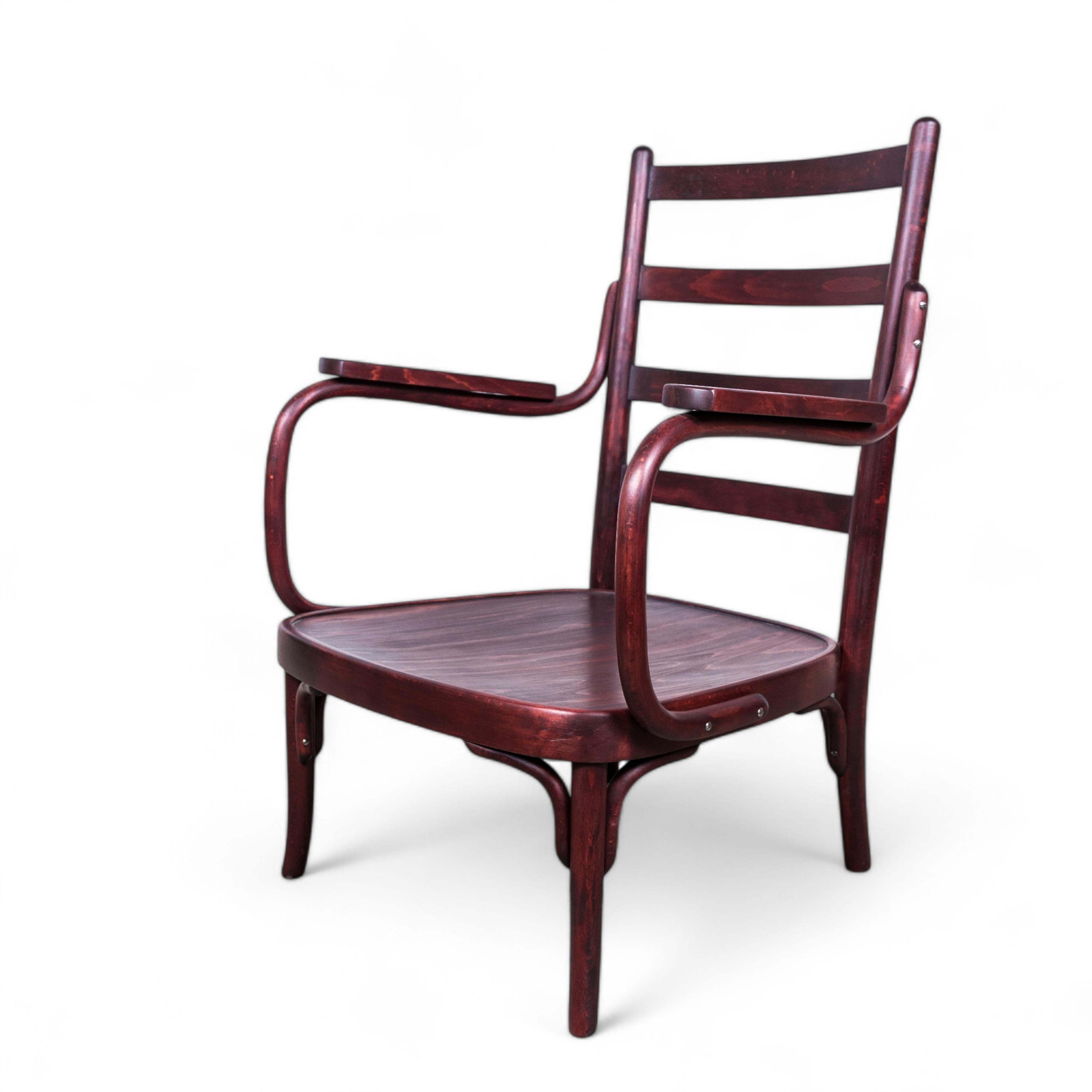 This piece is a design classic created by Josef Frank around 1928 for the esteemed manufacturer Gebrüder Thonet. Crafted from mahogany-stained bent beech and beech plywood, it exemplifies the innovative and elegant design principles that Frank is