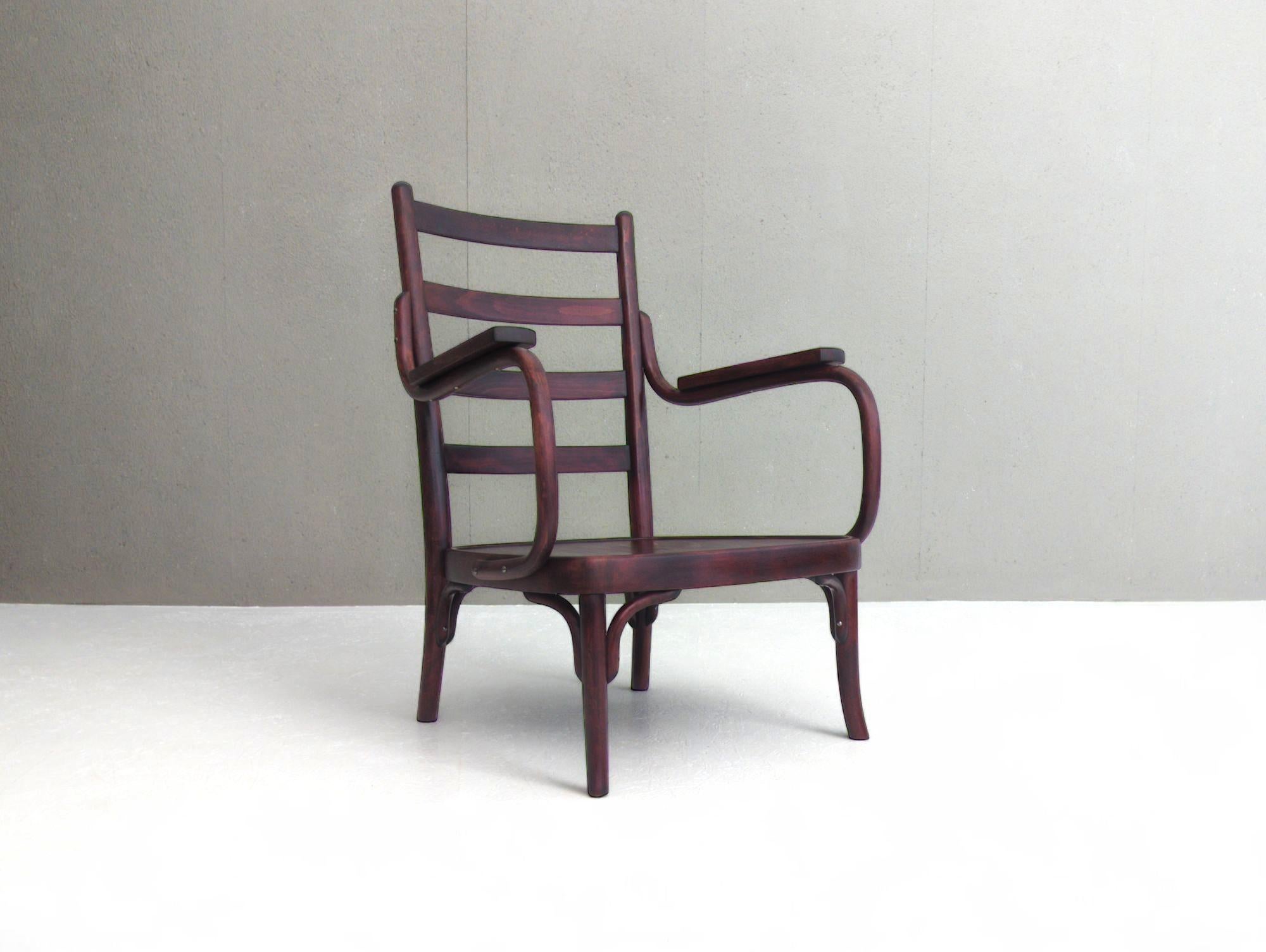Bei diesem Stück handelt es sich um einen Designklassiker, den Josef Frank um 1928 für den geschätzten Hersteller Gebrüder Thonet entworfen hat. Das aus mahagonibeizter Buche und Buchensperrholz gefertigte Möbelstück ist ein Beispiel für die
