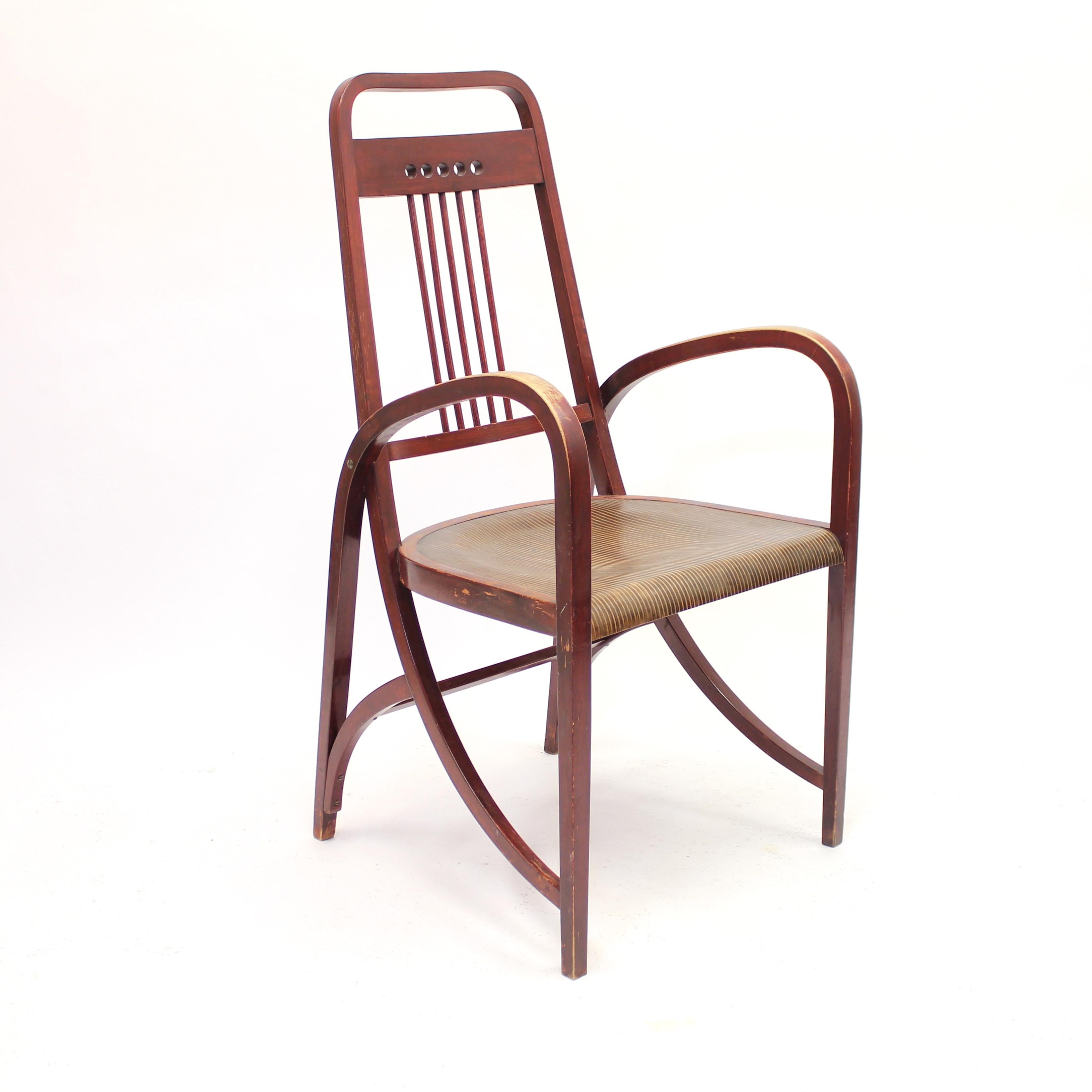 Rare Thonet arm chair, model 511, from around 1904. This model was a part of the Thonet catalog in 1904 so it was designed and produced around that period. The model has no known designer but it's very clear that it took a lot of inspiration from