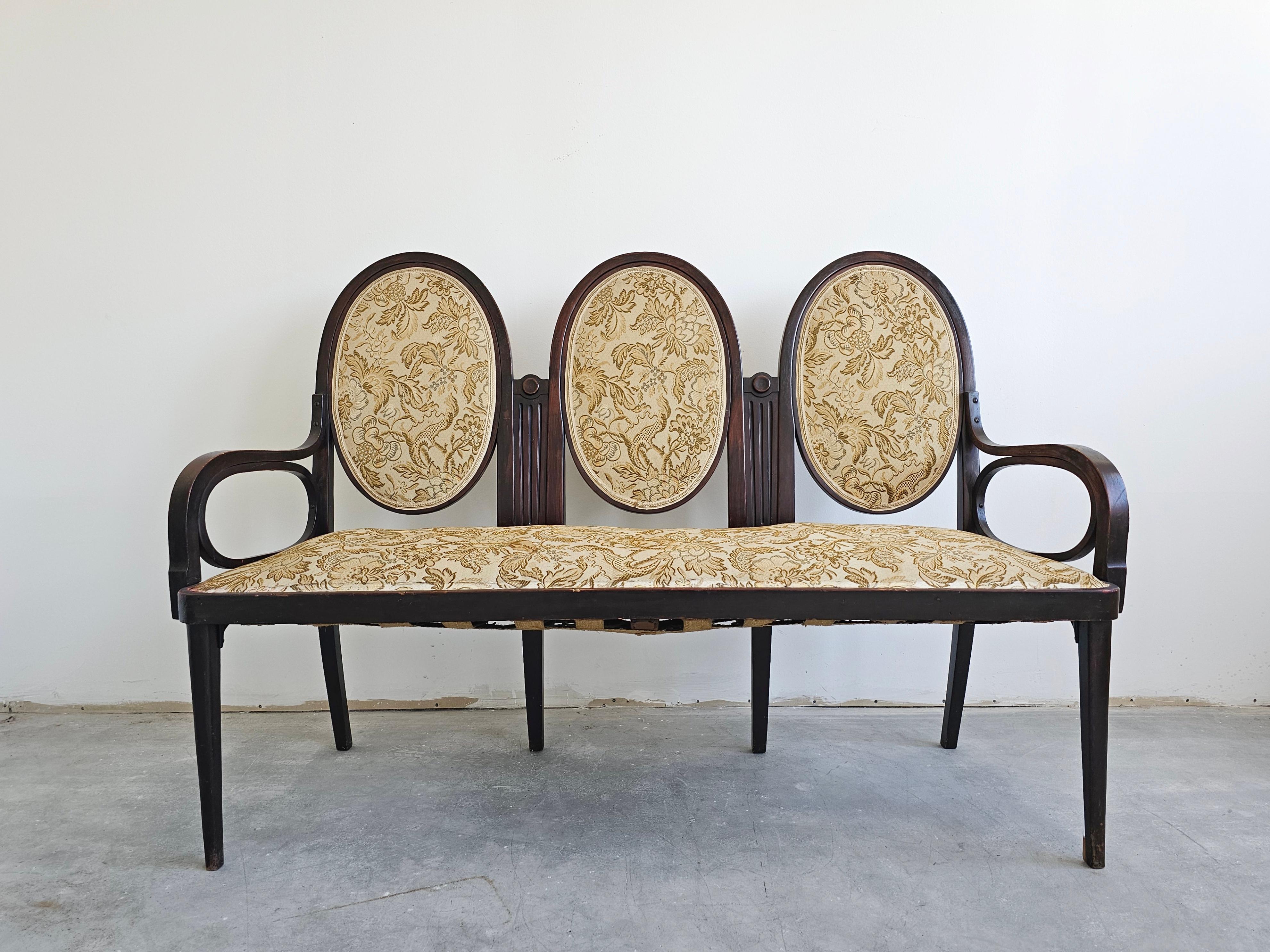 Vous trouverez dans cette liste un canapé ancien très rare, conçu par Otto Prutscher pour le Café Heinrichshof, et fabriqué par Thonet Brothers en 1908. Elle est réalisée en hêtre courbé, avec une assise rembourrée et trois médaillons en guise de